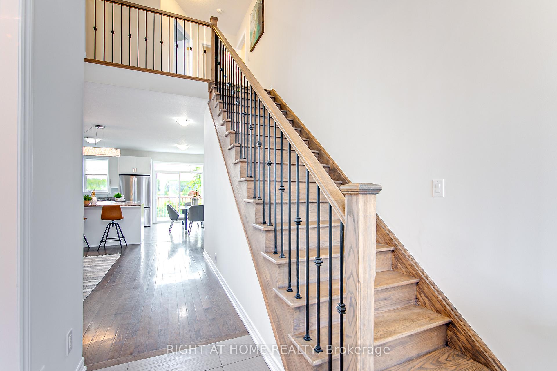 Photo 20 of 56 Megan Crescent, Barrie, 400 West — HOMEH