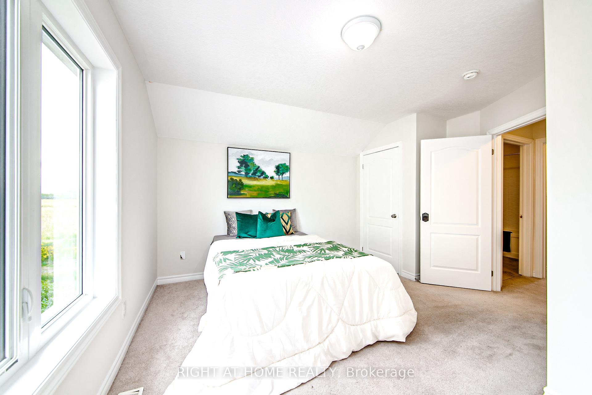 Photo 23 of 56 Megan Crescent, Barrie, 400 West — HOMEH