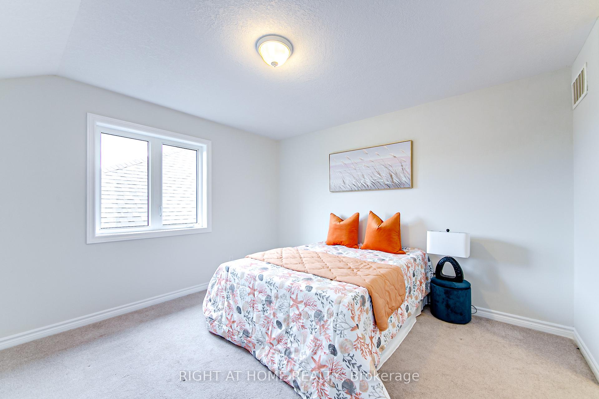Photo 26 of 56 Megan Crescent, Barrie, 400 West — HOMEH