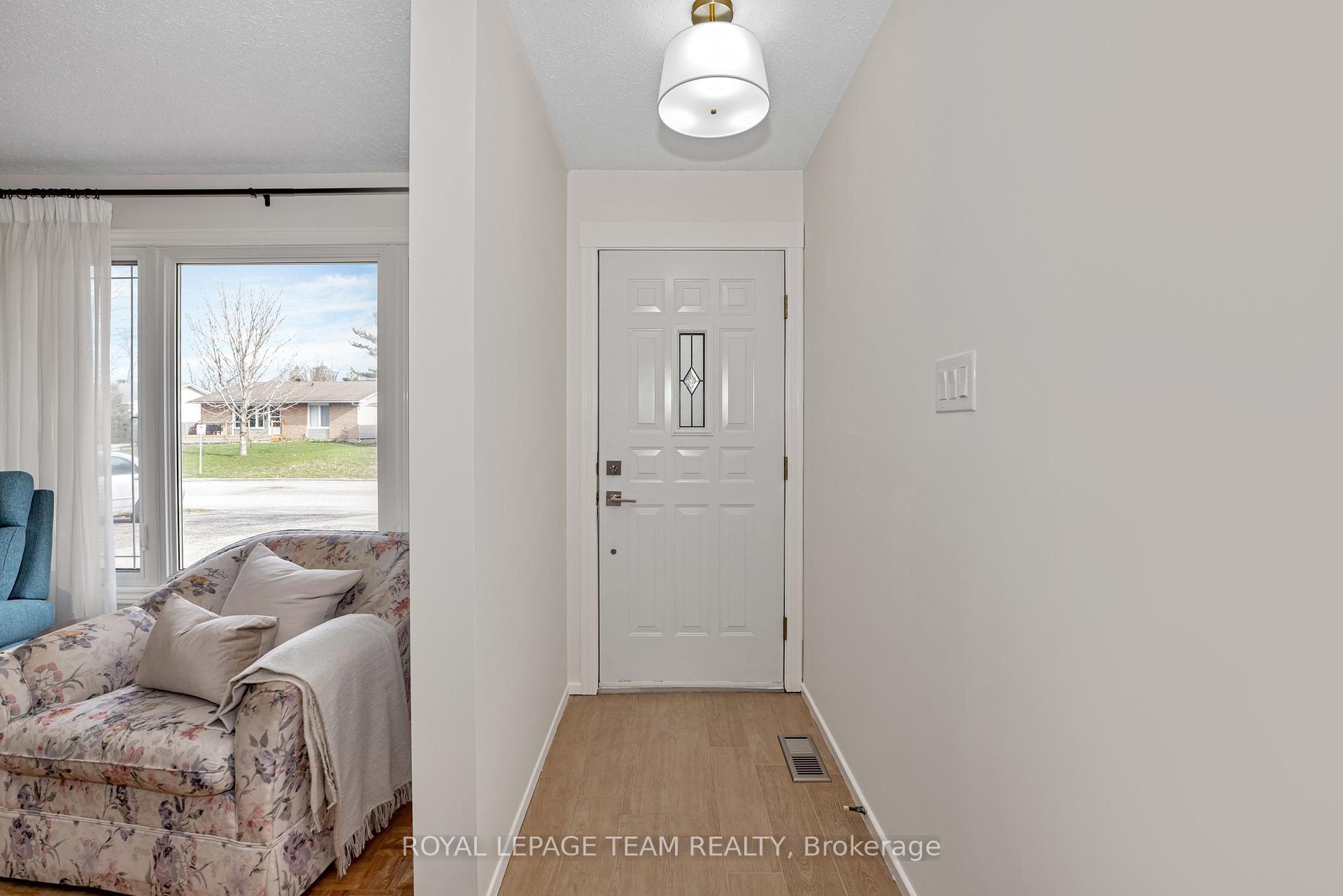 Photo 6 of 1443 Rainbow Crescent, Ottawa, Carson Grove — HOMEH