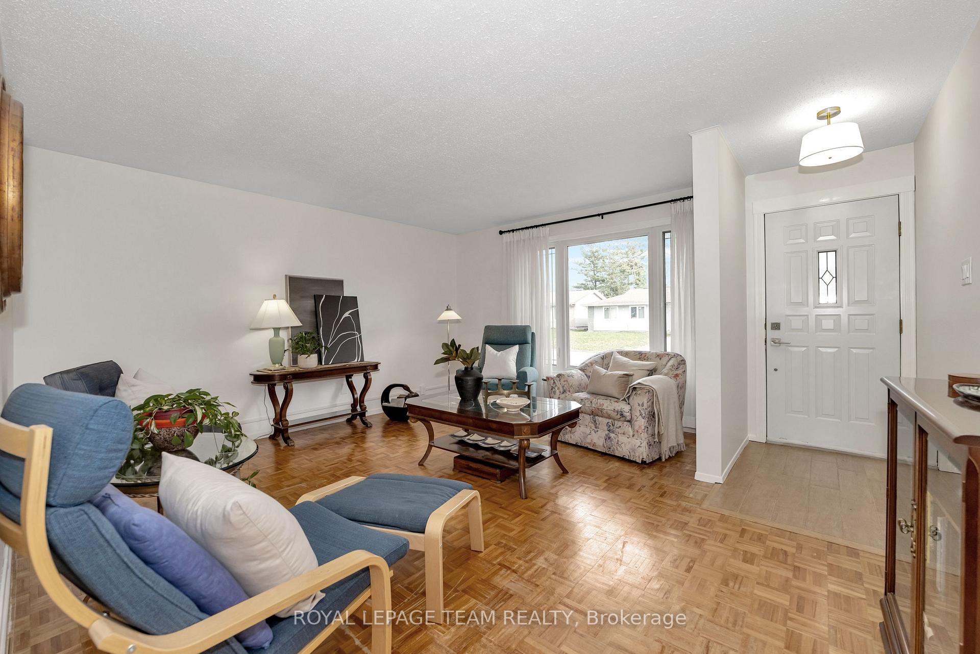 Photo 3 of 1443 Rainbow Crescent, Ottawa, Carson Grove — HOMEH