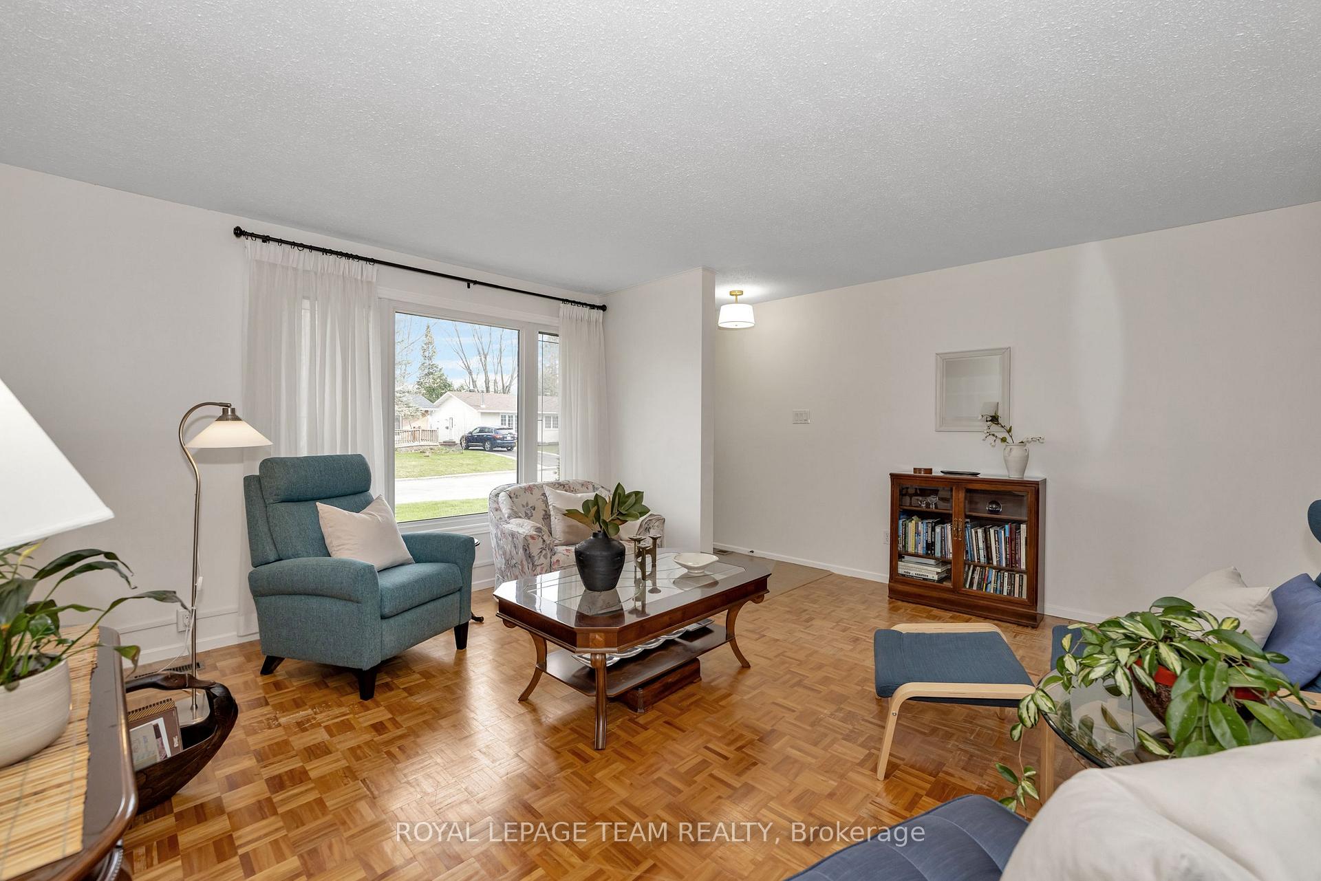 Photo 5 of 1443 Rainbow Crescent, Ottawa, Carson Grove — HOMEH