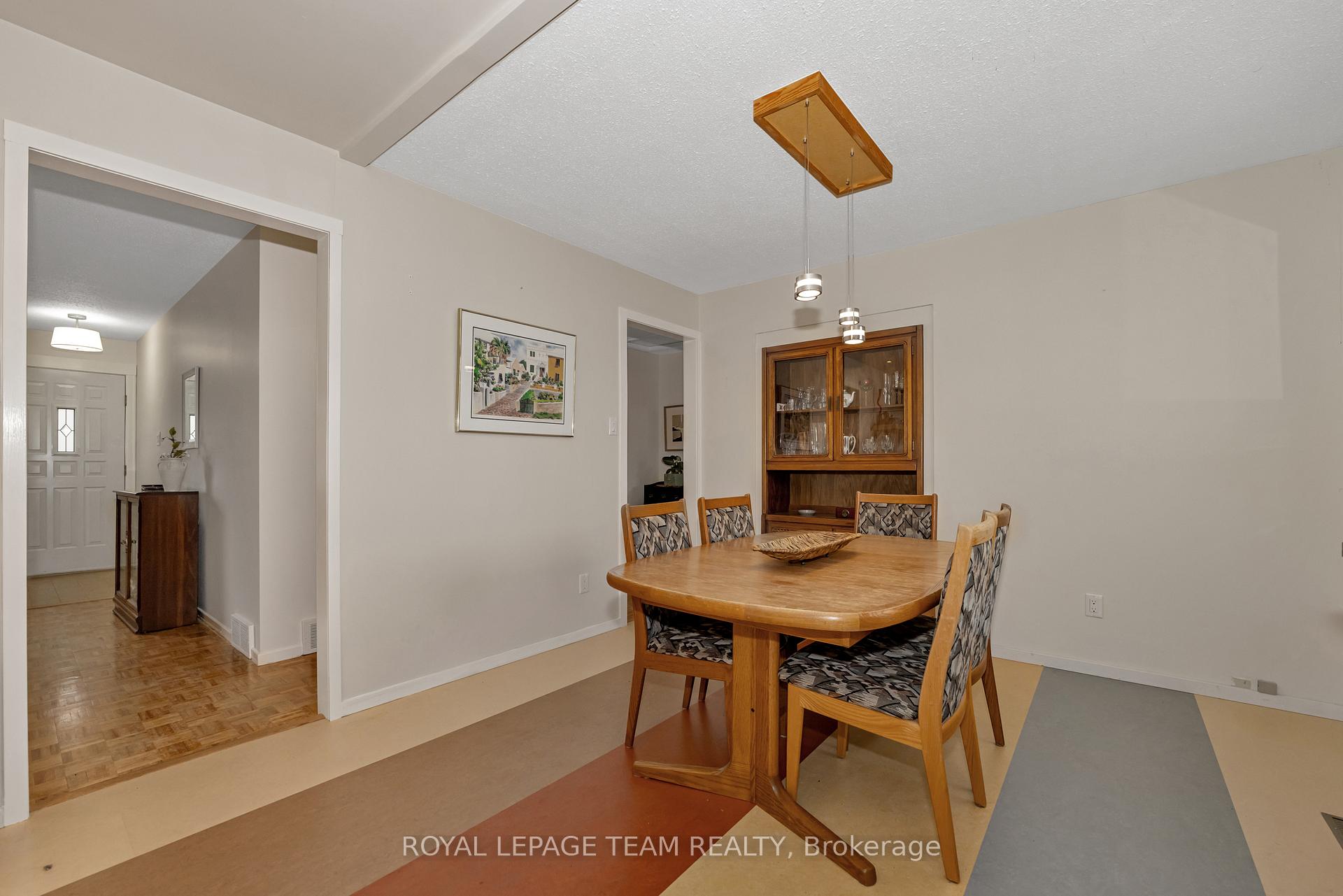 Photo 8 of 1443 Rainbow Crescent, Ottawa, Carson Grove — HOMEH