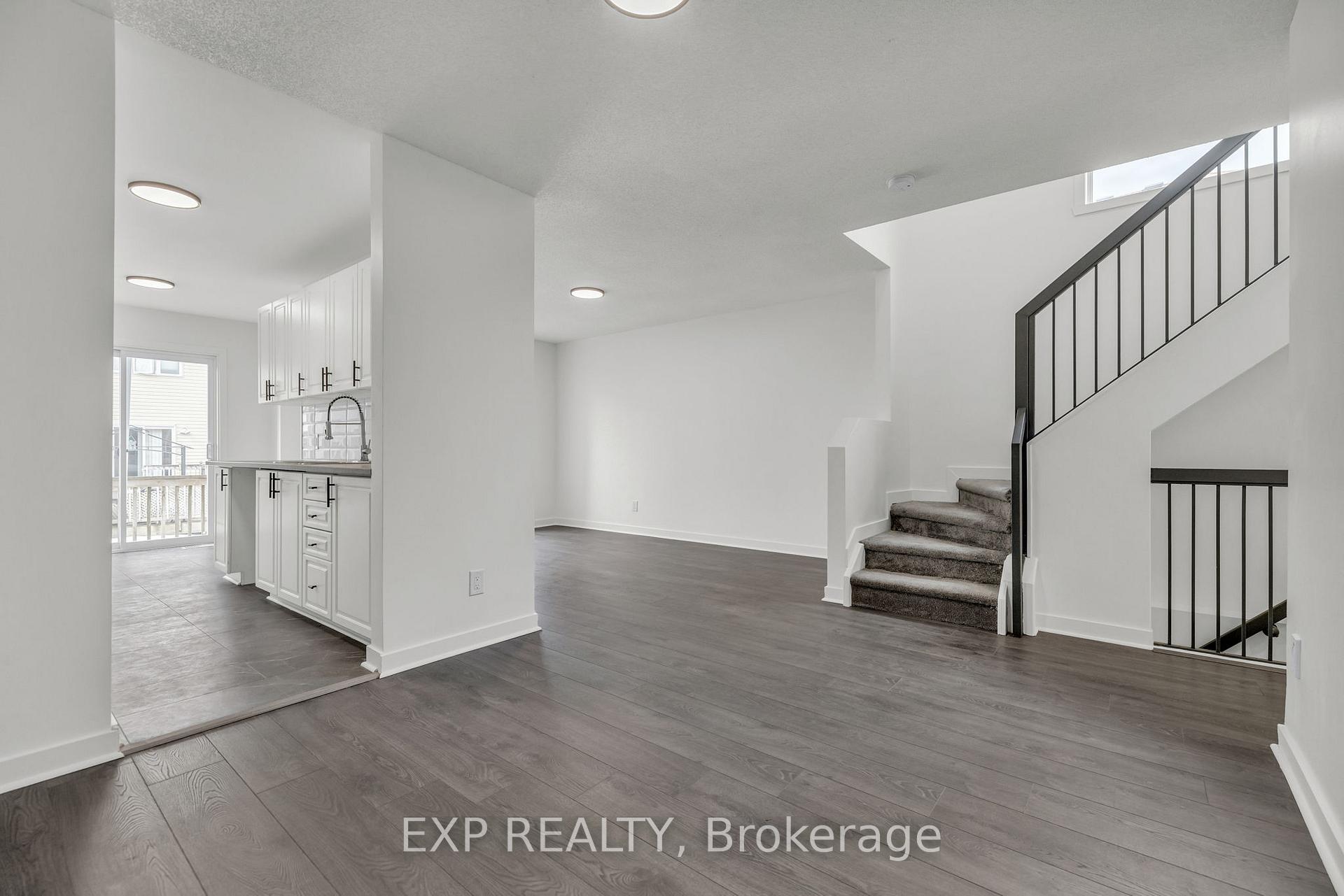 Photo 3 of 423 Hillsboro Private, Ottawa, Kanata - Emerald Meadows/Trailwest — HOMEH