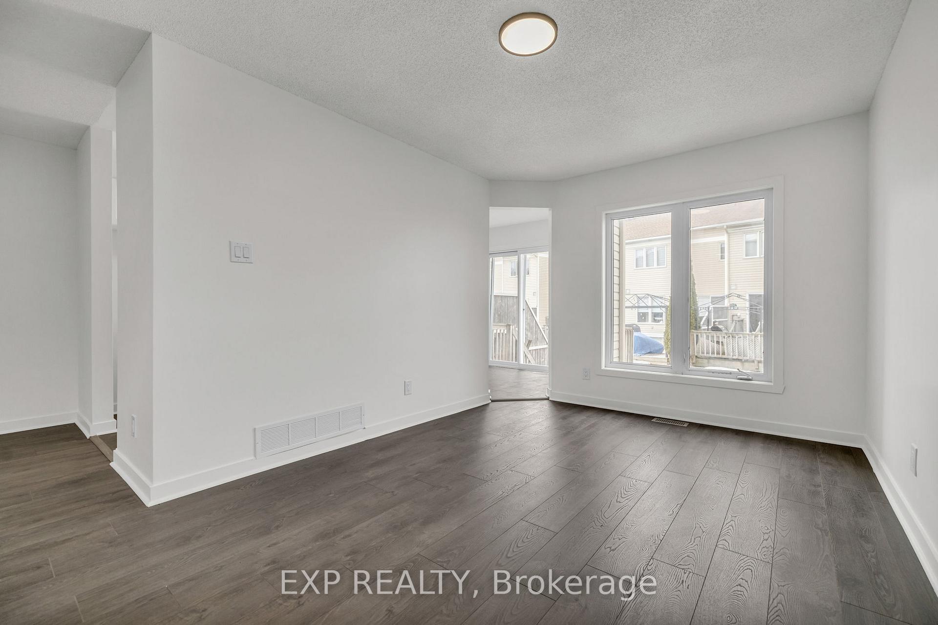 Photo 8 of 423 Hillsboro Private, Ottawa, Kanata - Emerald Meadows/Trailwest — HOMEH