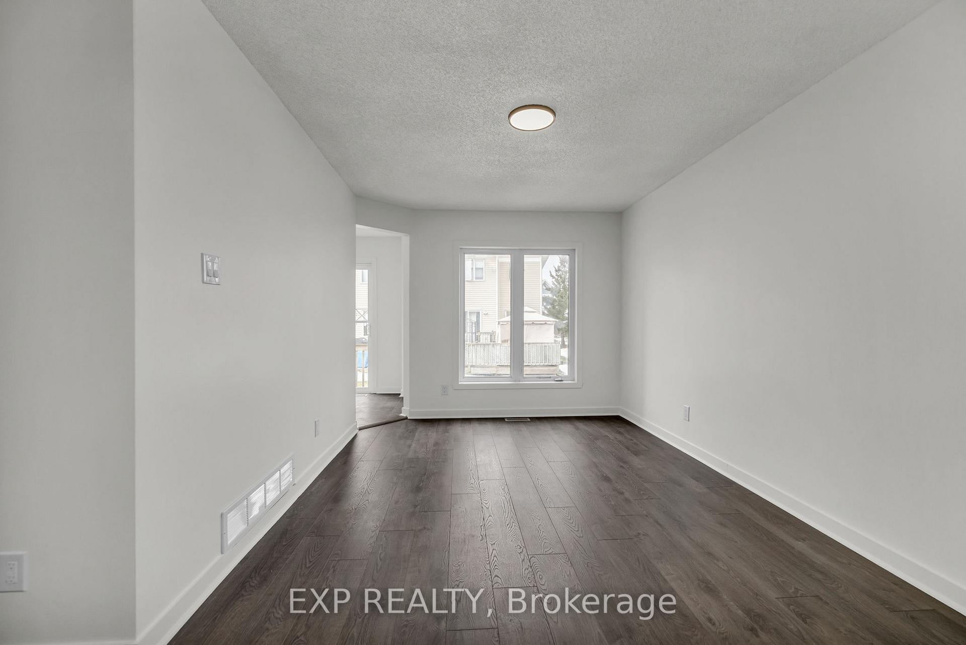 Photo 9 of 423 Hillsboro Private, Ottawa, Kanata - Emerald Meadows/Trailwest — HOMEH