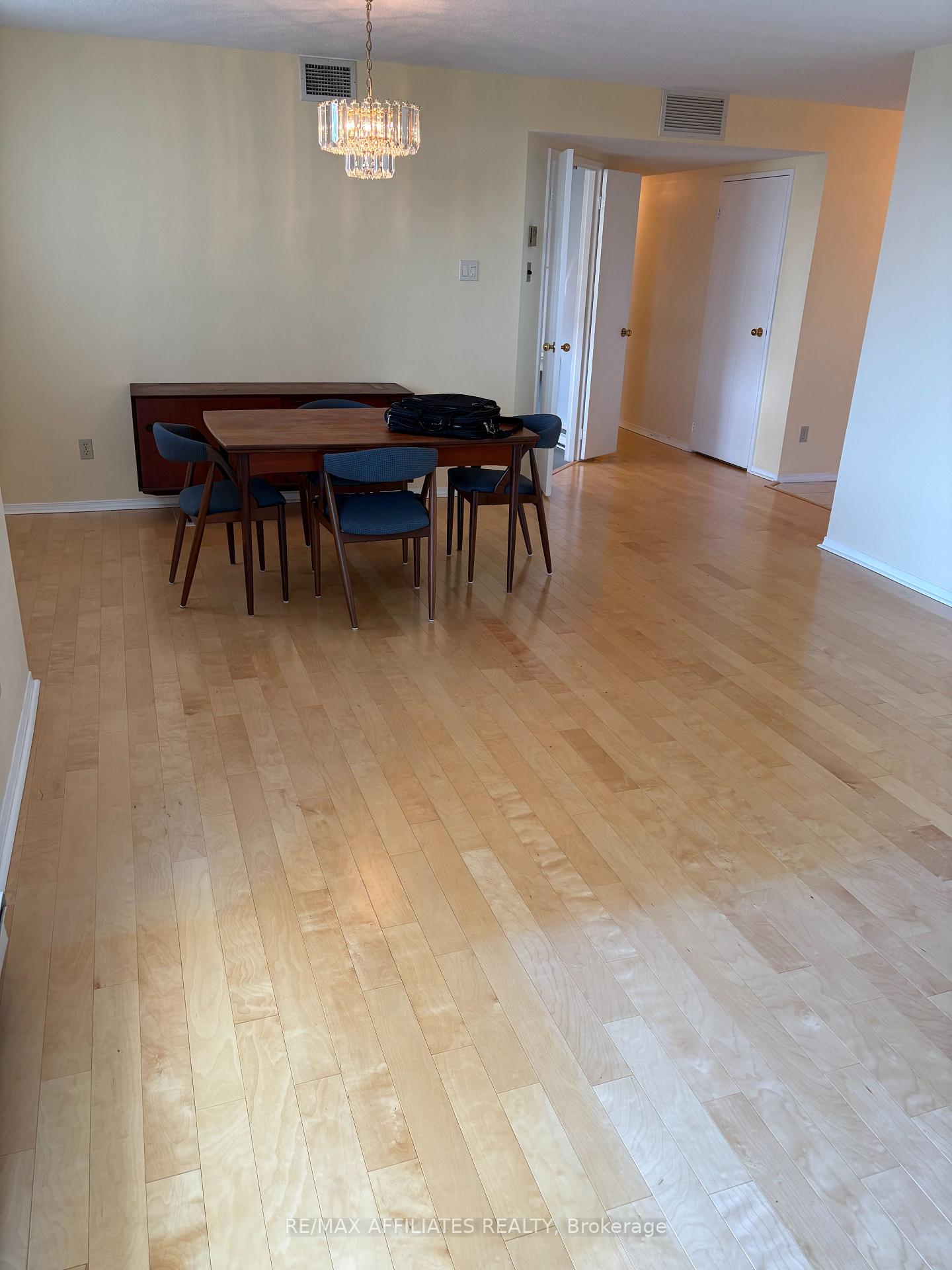 Photo 6 of Unit 811, 1705 Playfair Drive, Ottawa, Playfair Park — HOMEH