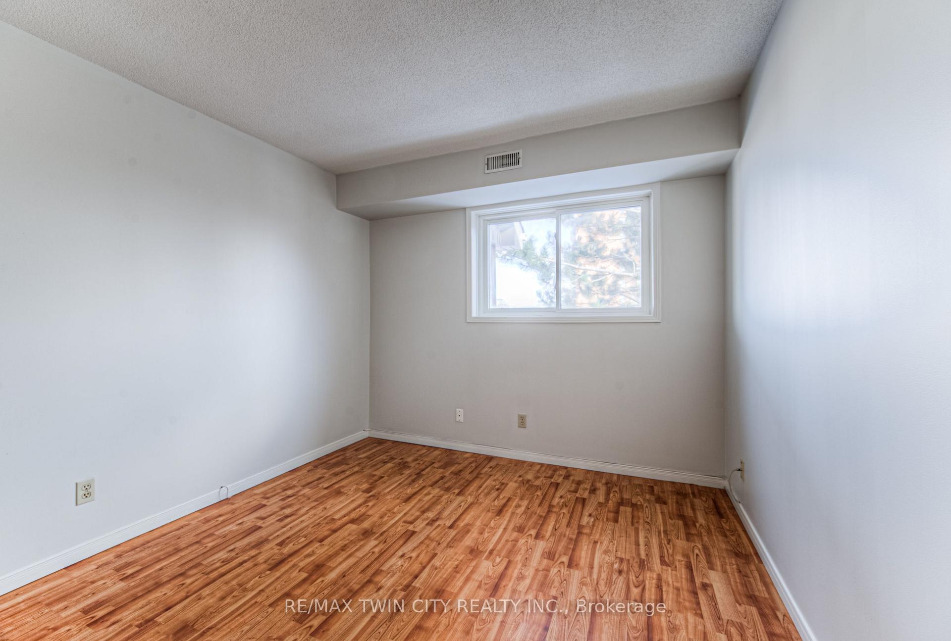 Photo 16 of Unit 44, 3085 Kingsway Drive, Kitchener — HOMEH