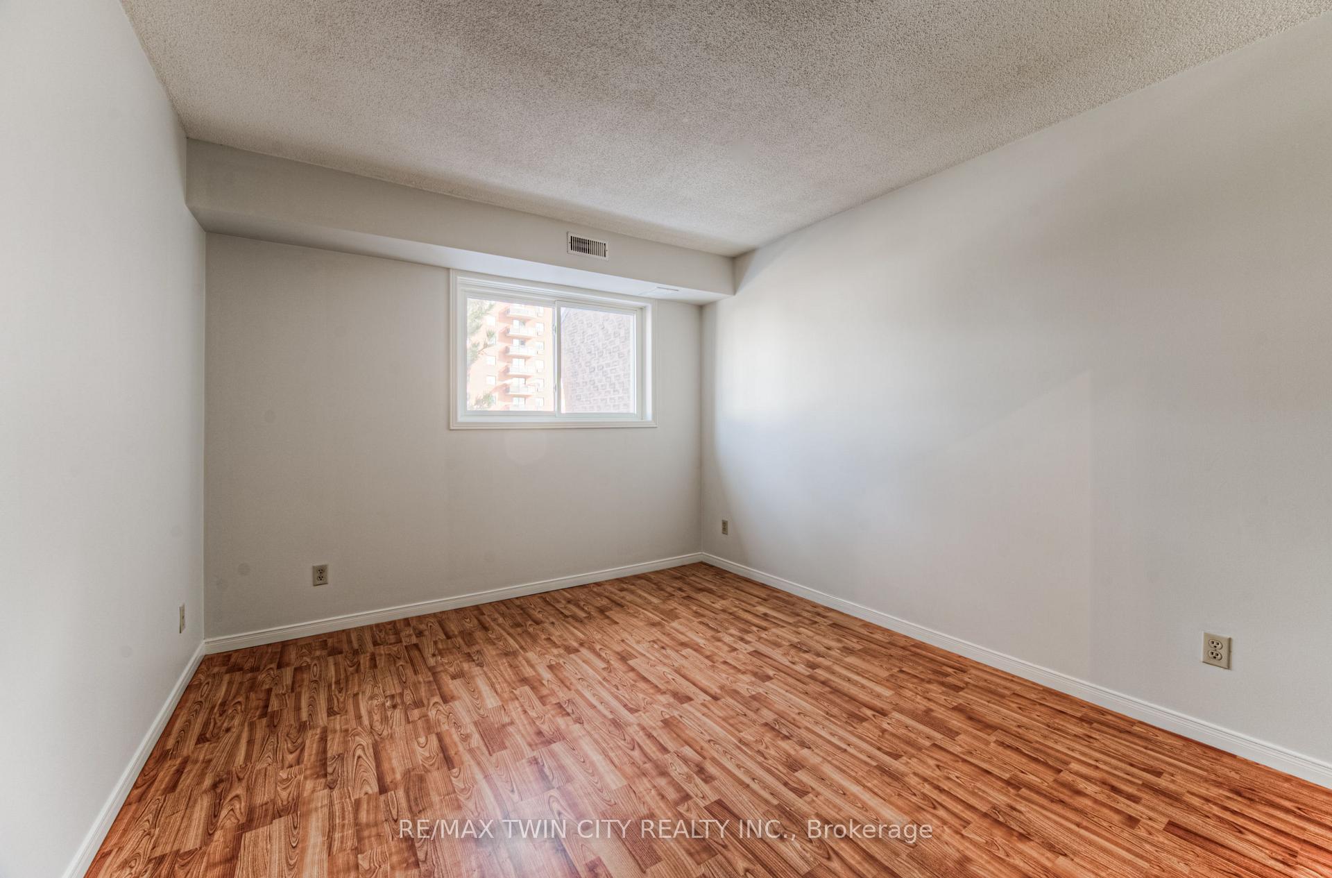 Photo 20 of Unit 44, 3085 Kingsway Drive, Kitchener — HOMEH