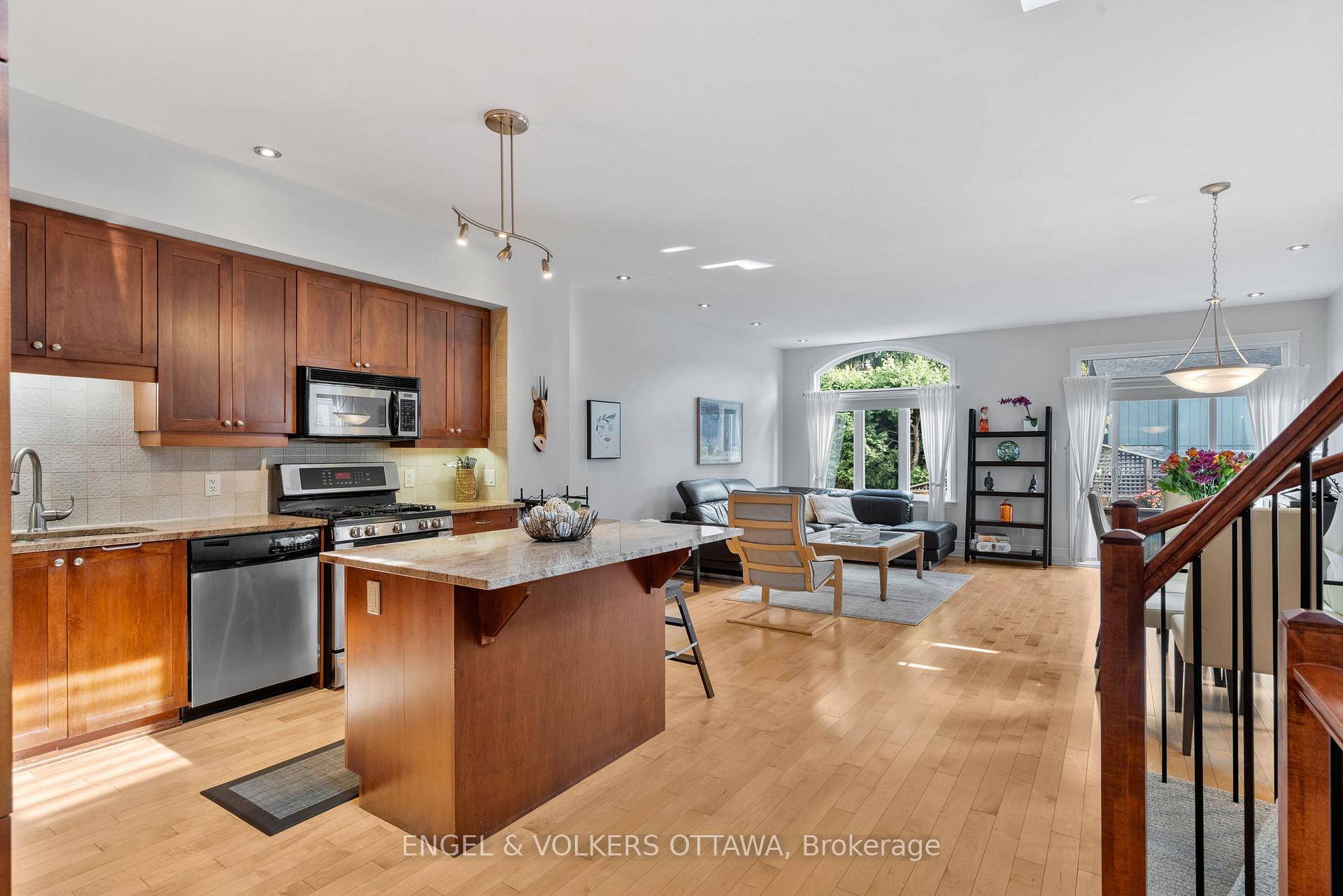 Photo 7 of 110 Encore Private, Ottawa, City View/Skyline/Fisher Heights/Parkwood Hills — HOMEH