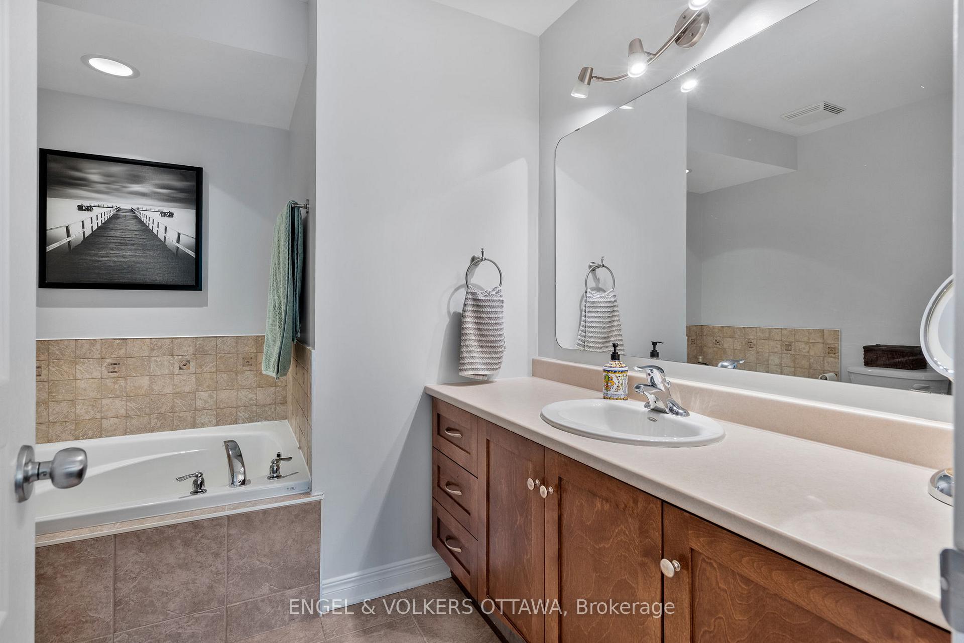 Photo 23 of 110 Encore Private, Ottawa, City View/Skyline/Fisher Heights/Parkwood Hills — HOMEH