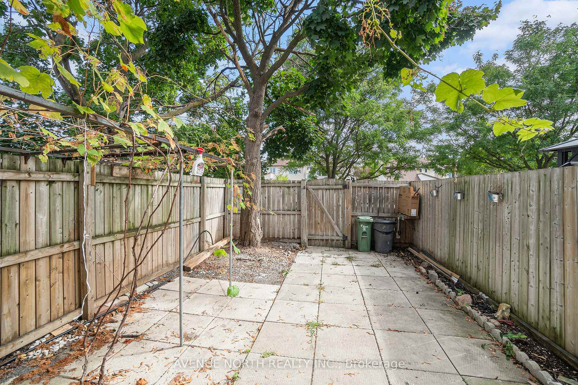 Photo 4 of 1747 Dondale St Street, Ottawa, Pineview — HOMEH
