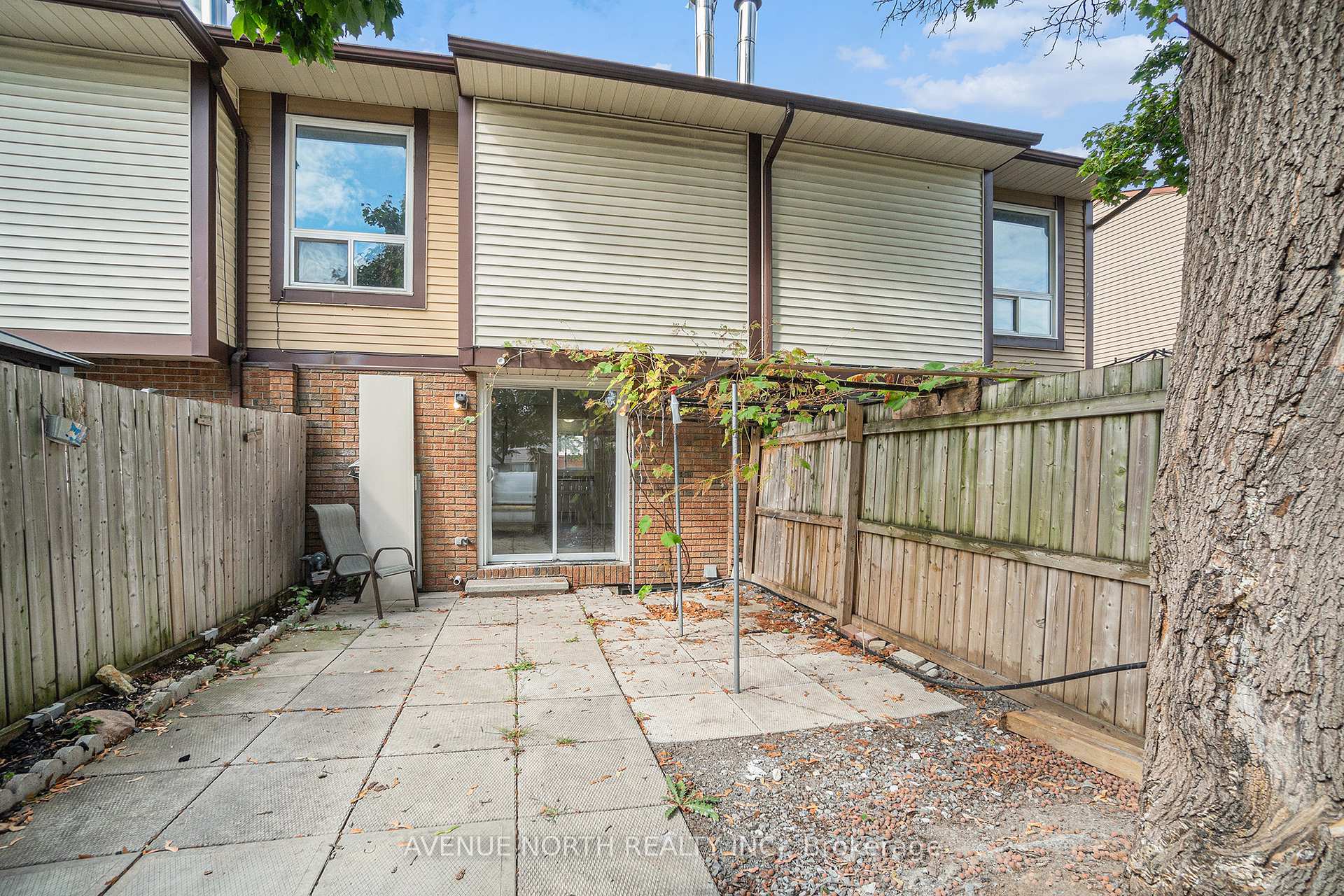 Photo 5 of 1747 Dondale St Street, Ottawa, Pineview — HOMEH