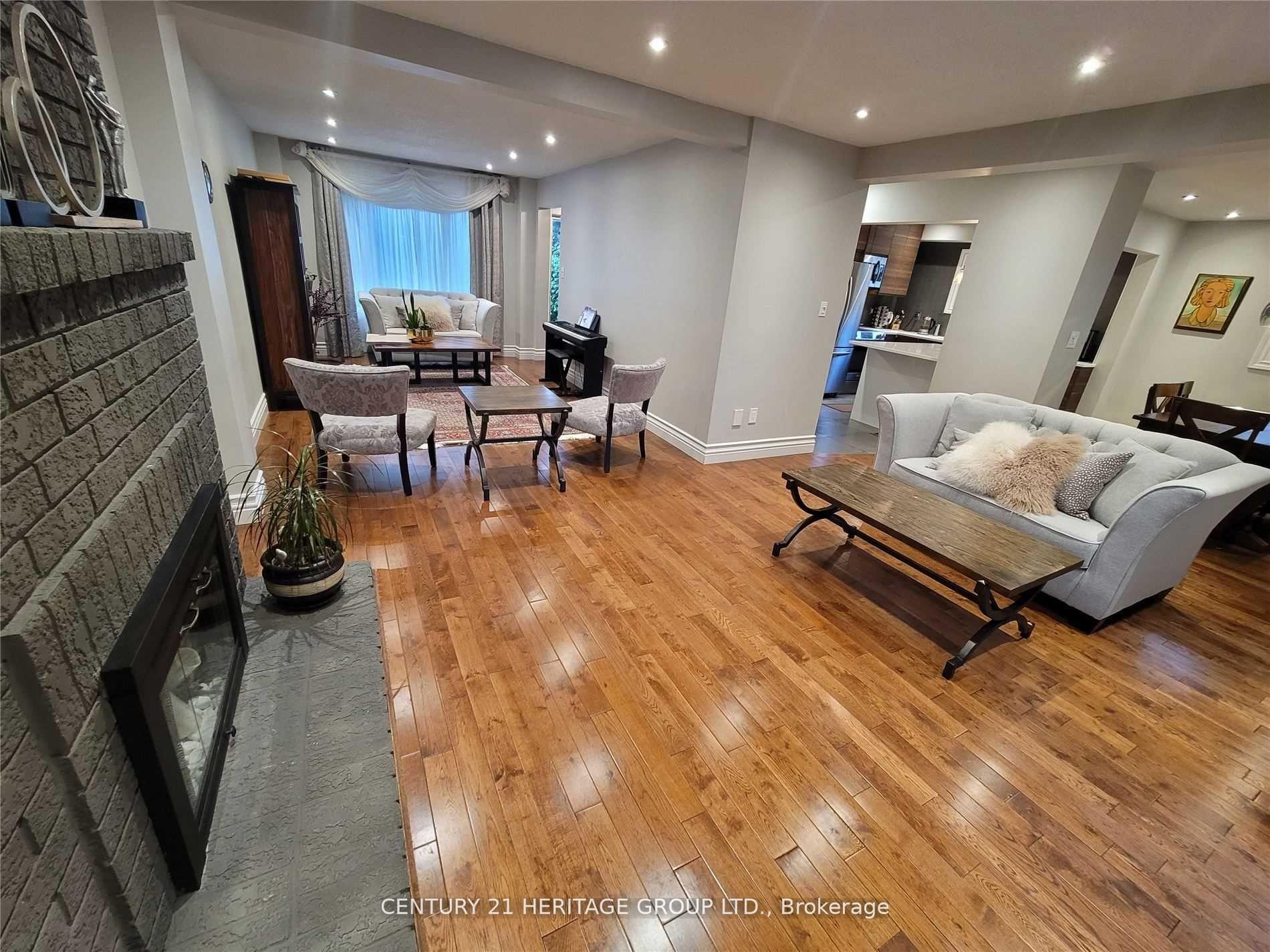 Photo 5 of 217 Orchard Heights Boulevard, Aurora, Aurora Heights — HOMEH