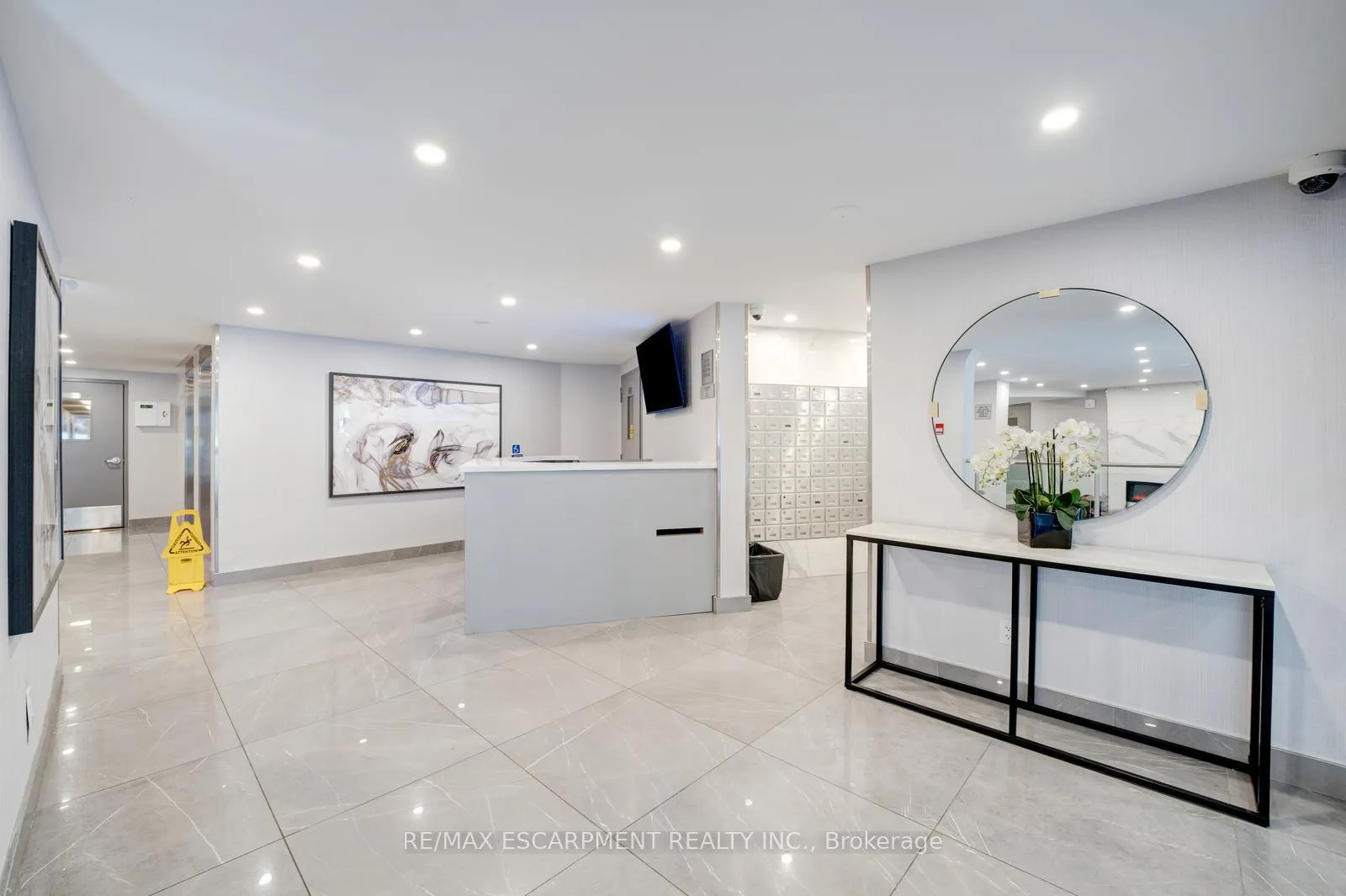 Photo 2 of Unit 206, 10 Edgecliff Golfway, Toronto, Flemingdon Park — HOMEH