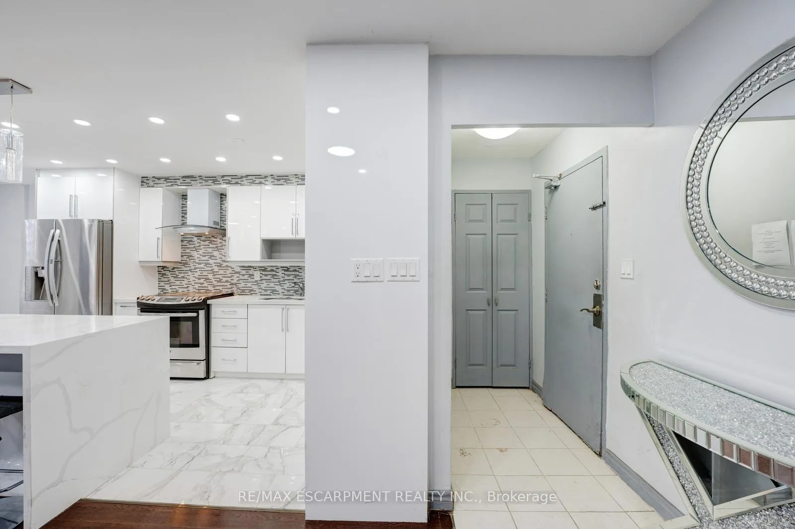 Photo 4 of Unit 206, 10 Edgecliff Golfway, Toronto, Flemingdon Park — HOMEH
