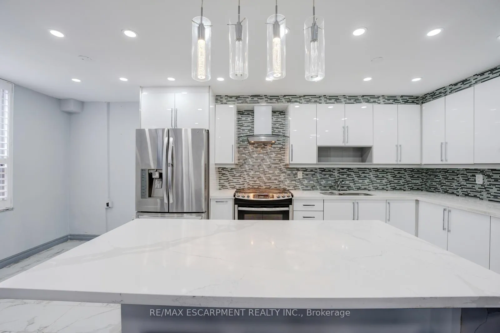 Photo 6 of Unit 206, 10 Edgecliff Golfway, Toronto, Flemingdon Park — HOMEH
