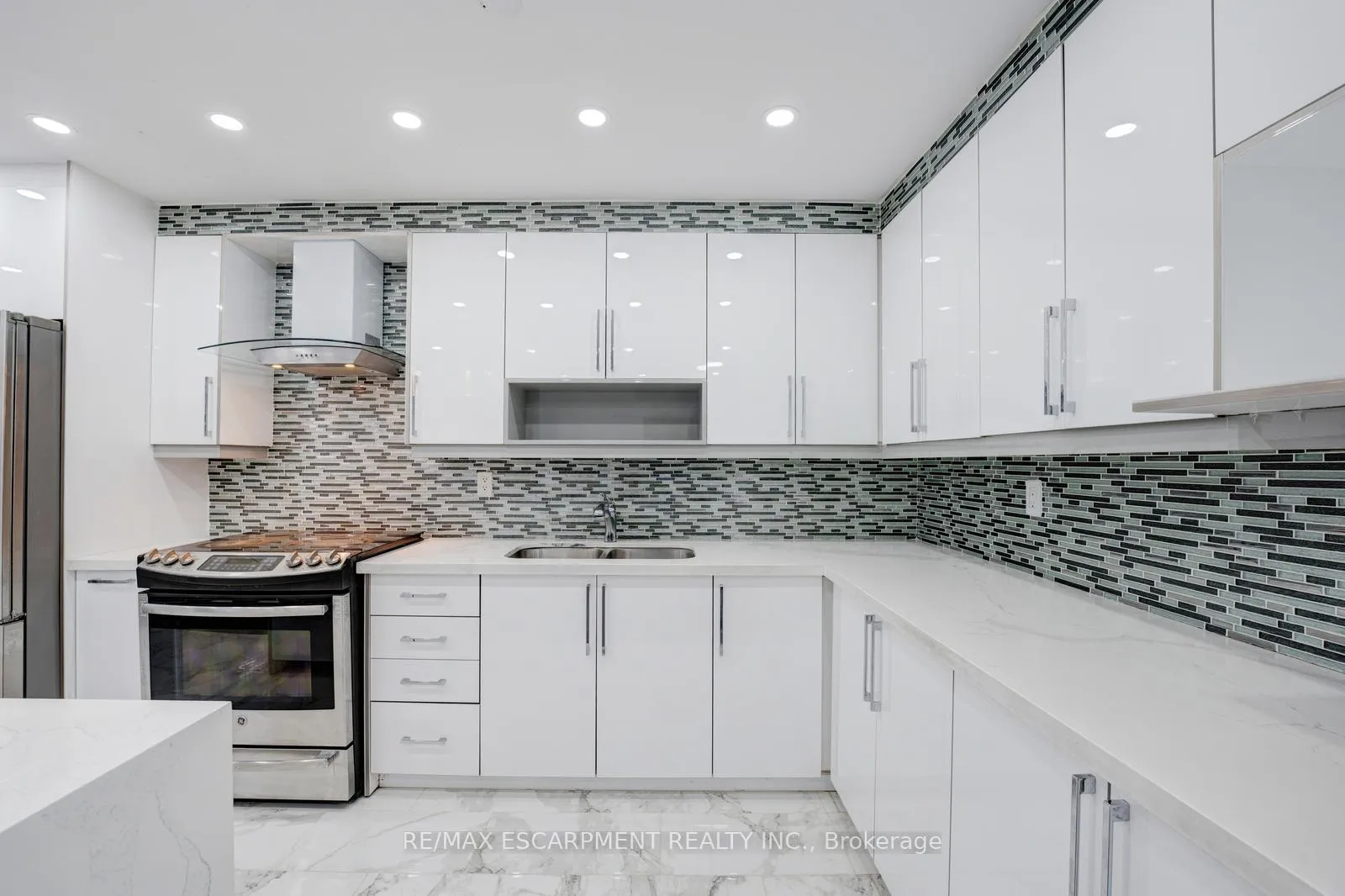 Photo 7 of Unit 206, 10 Edgecliff Golfway, Toronto, Flemingdon Park — HOMEH