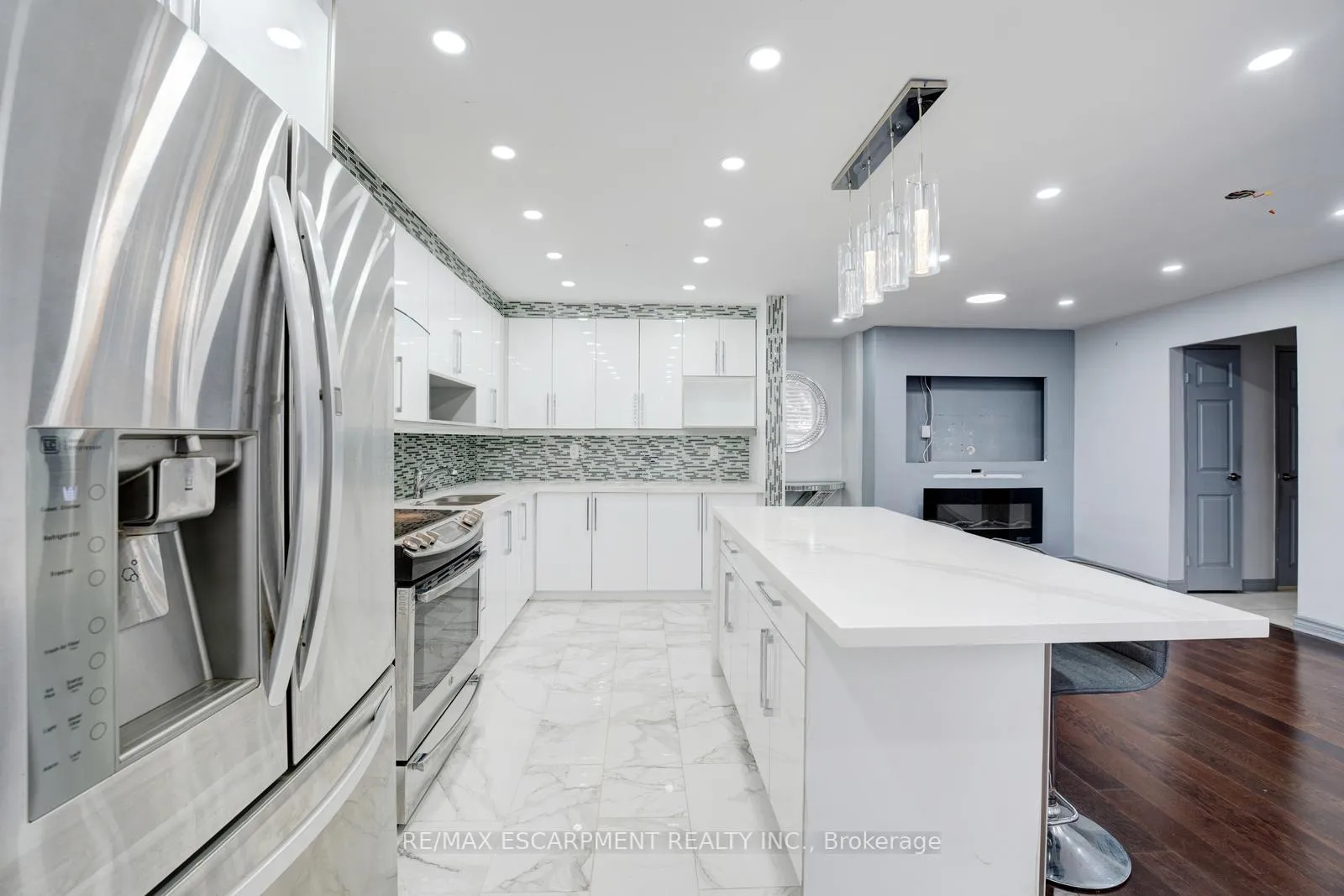 Photo 8 of Unit 206, 10 Edgecliff Golfway, Toronto, Flemingdon Park — HOMEH