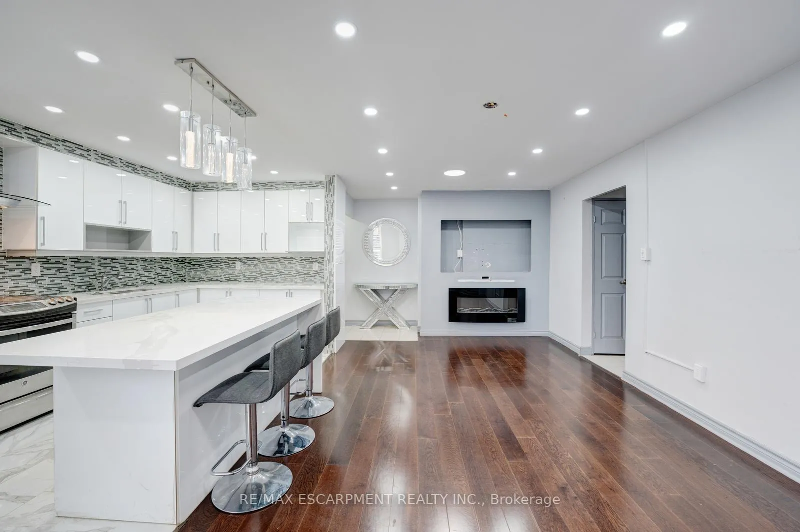 Photo 9 of Unit 206, 10 Edgecliff Golfway, Toronto, Flemingdon Park — HOMEH