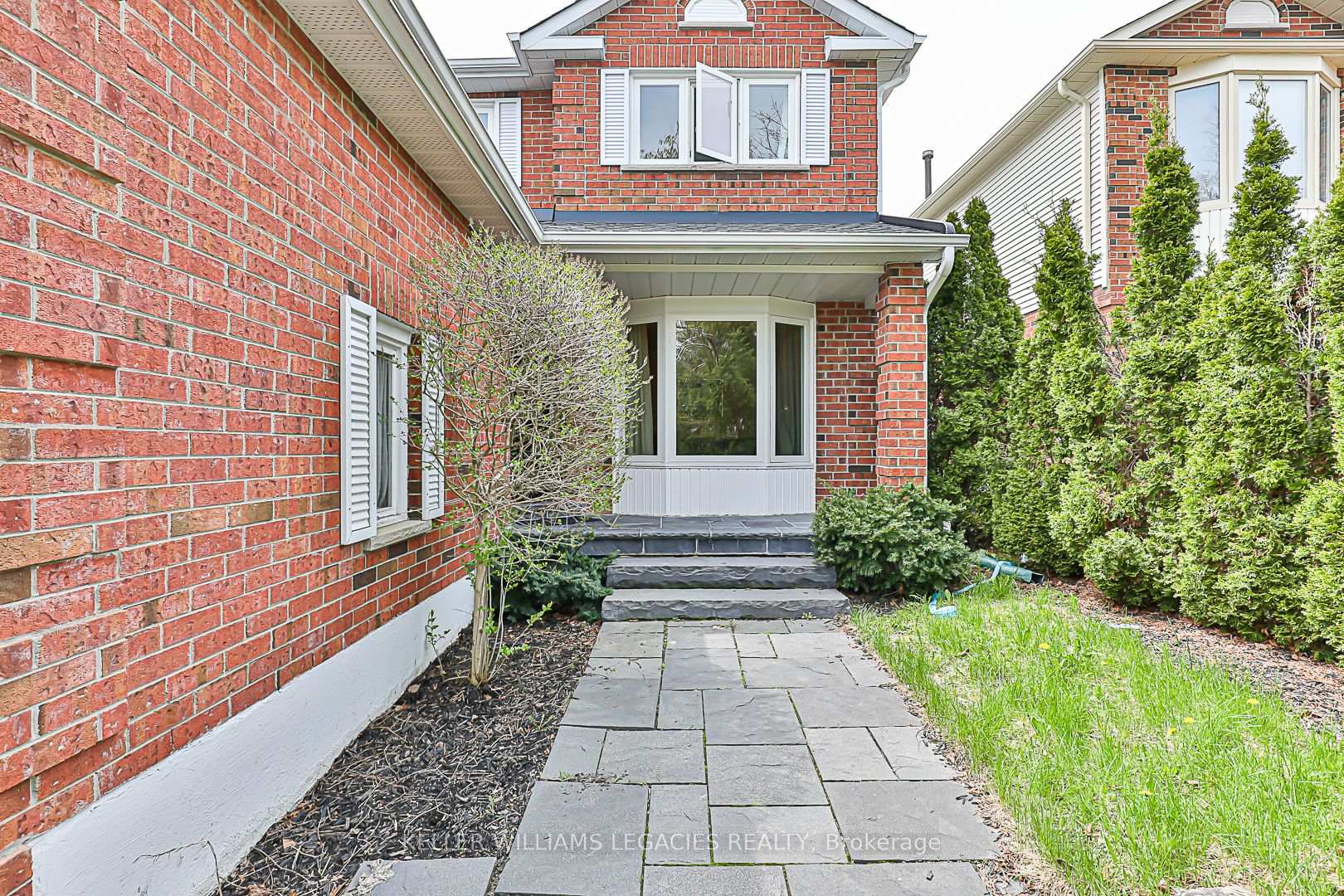 Photo 3 of 33 Moffat Crescent, Aurora, Aurora Heights — HOMEH