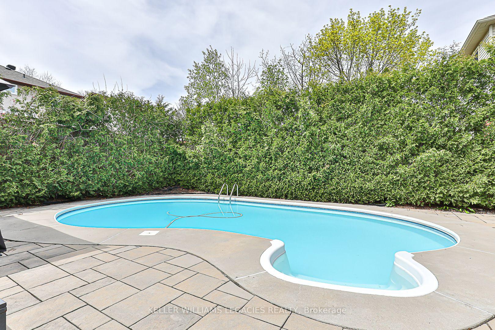 Photo 9 of 33 Moffat Crescent, Aurora, Aurora Heights — HOMEH