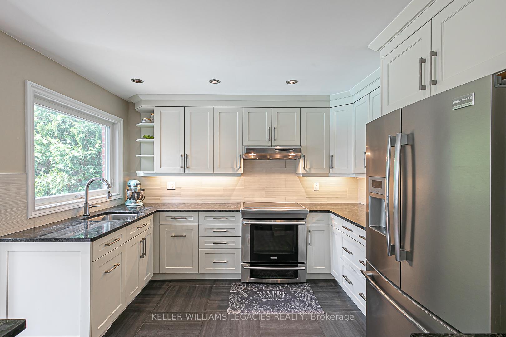 Photo 11 of 33 Moffat Crescent, Aurora, Aurora Heights — HOMEH