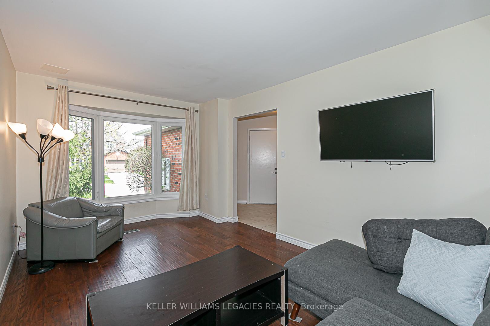 Photo 19 of 33 Moffat Crescent, Aurora, Aurora Heights — HOMEH