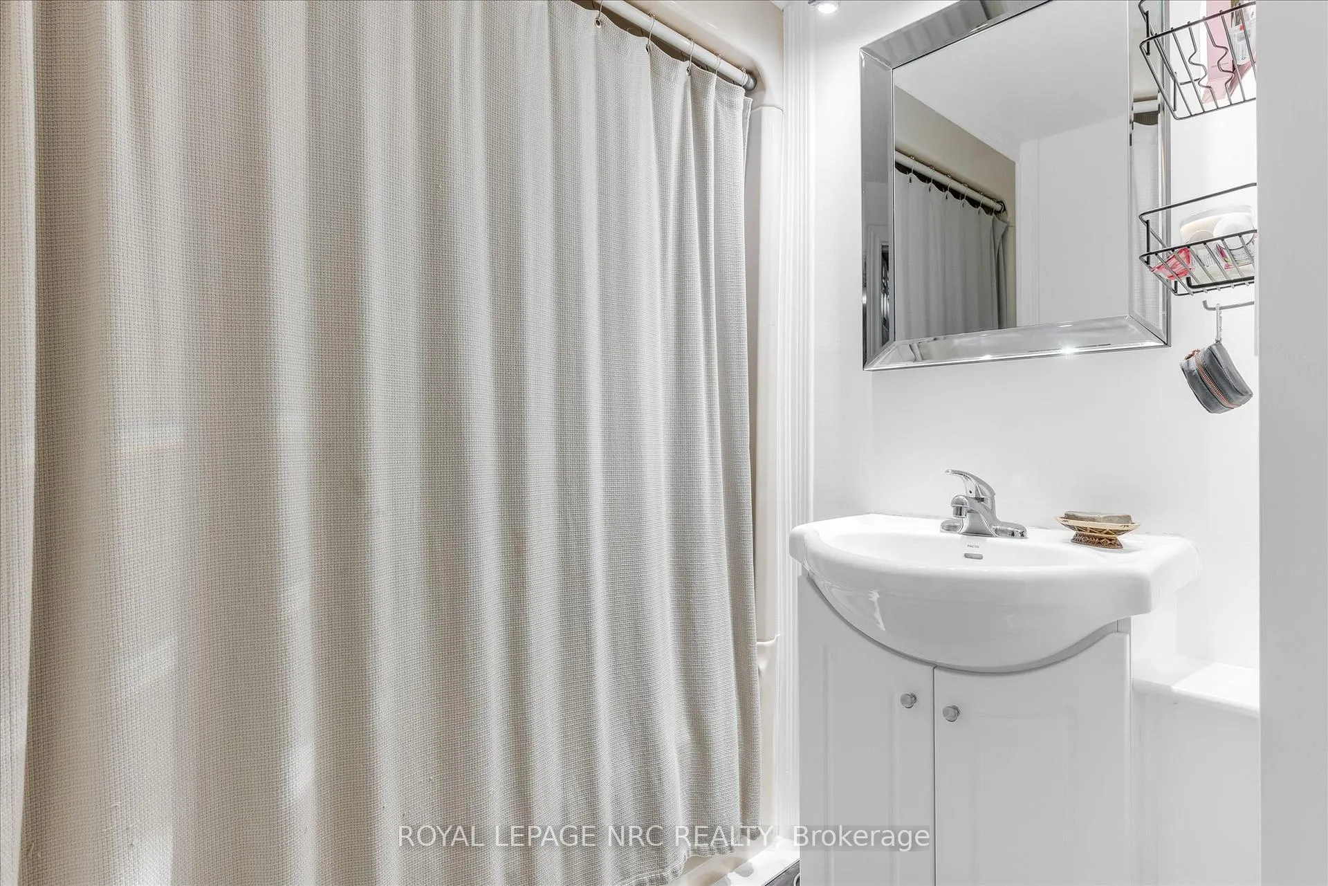 Photo 24 of 16 Mcdonald Avenue, Thorold, Thorold Downtown — HOMEH
