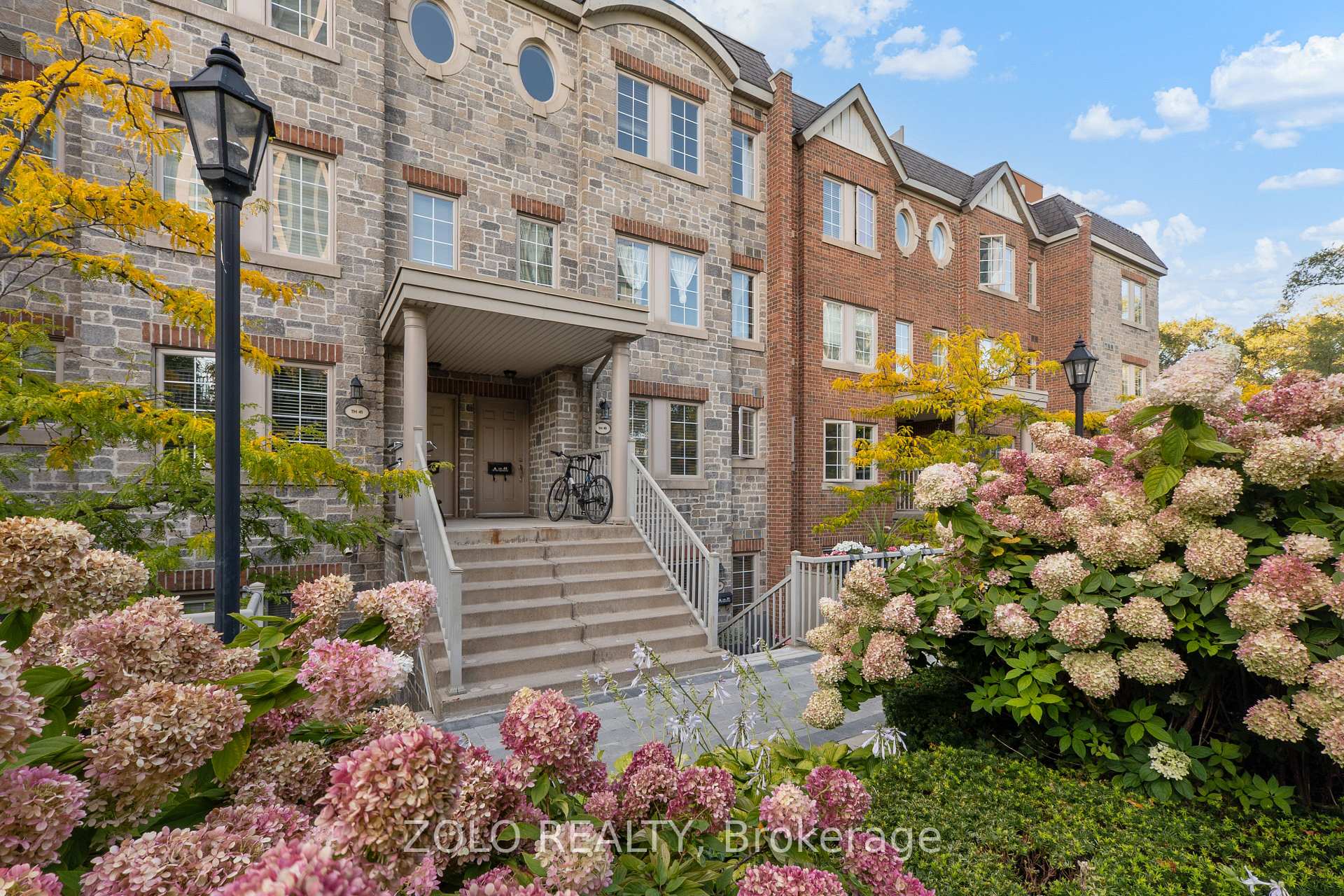 Front of Unit 39, 93 The Queensway