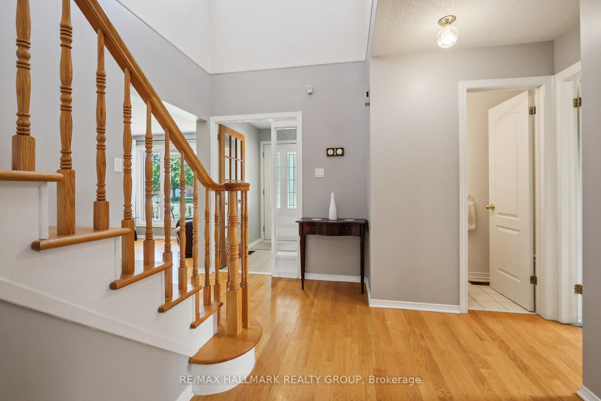 Photo 3 of 3034 Courtyard Crescent, Ottawa, Upper Hunt Club — HOMEH