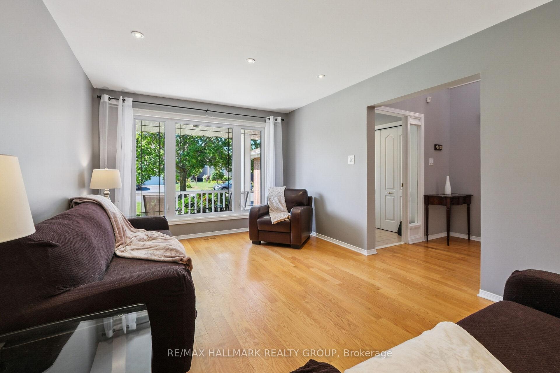 Photo 5 of 3034 Courtyard Crescent, Ottawa, Upper Hunt Club — HOMEH