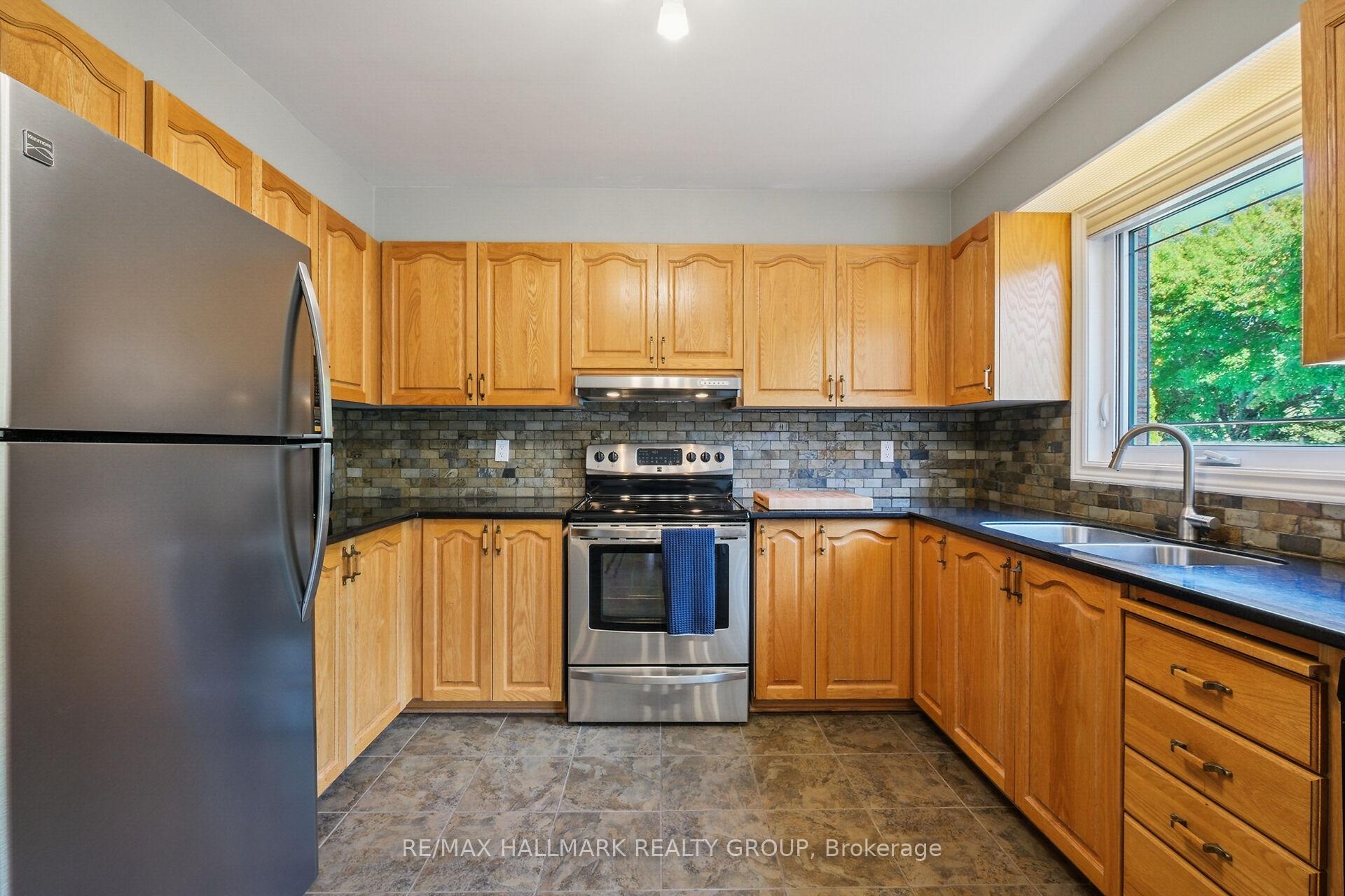 Photo 12 of 3034 Courtyard Crescent, Ottawa, Upper Hunt Club — HOMEH