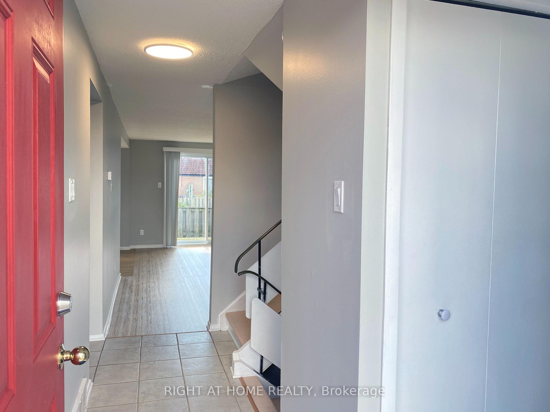 Photo 2 of 271 Ridgepark Private, Ottawa, Meadowlands/Crestview — HOMEH