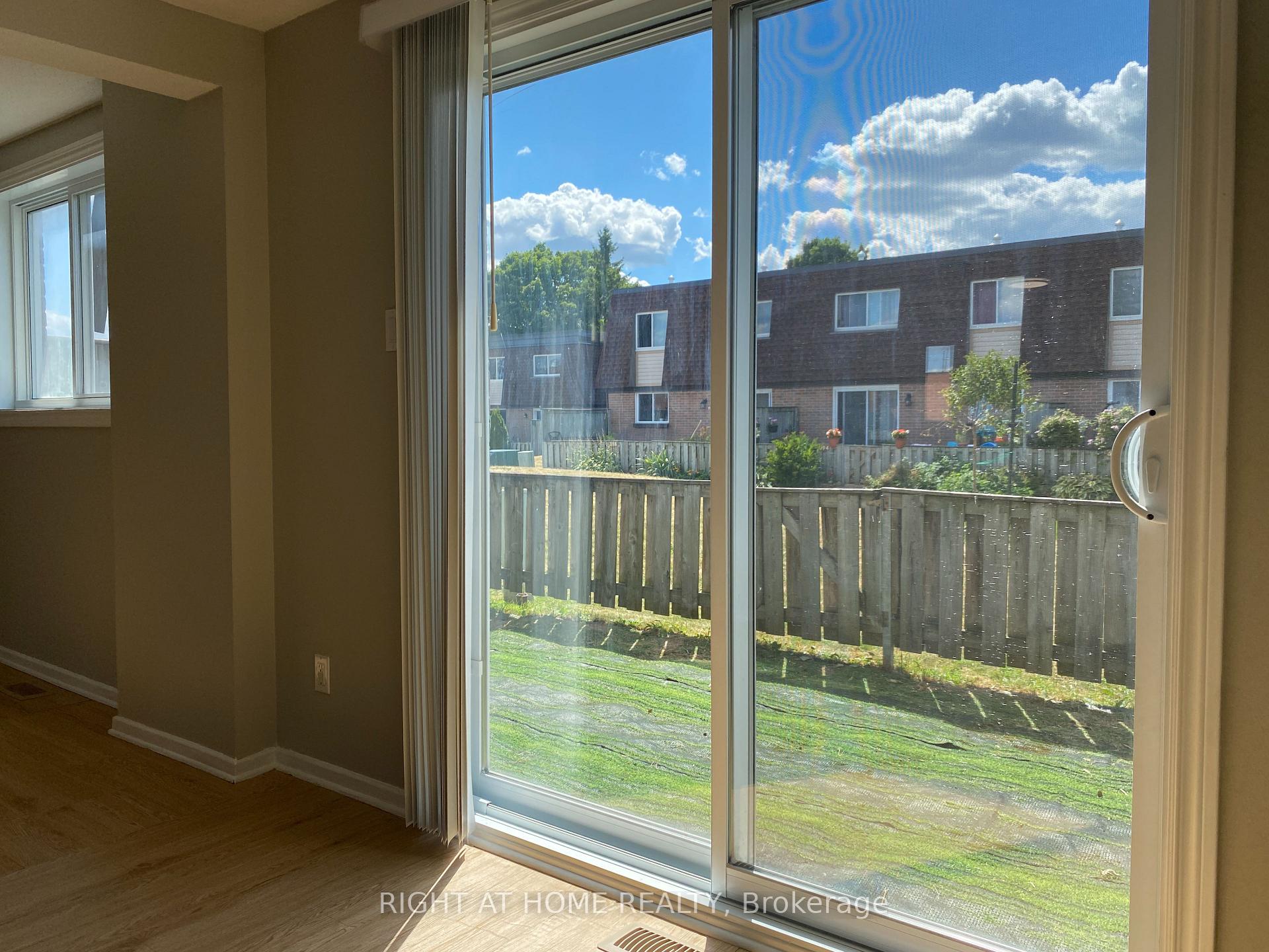 Photo 9 of 271 Ridgepark Private, Ottawa, Meadowlands/Crestview — HOMEH