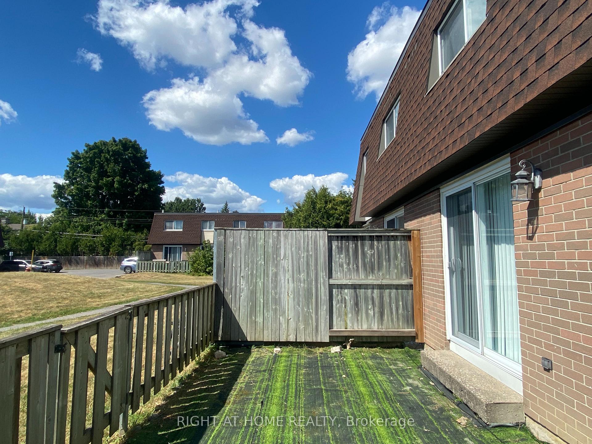 Photo 10 of 271 Ridgepark Private, Ottawa, Meadowlands/Crestview — HOMEH
