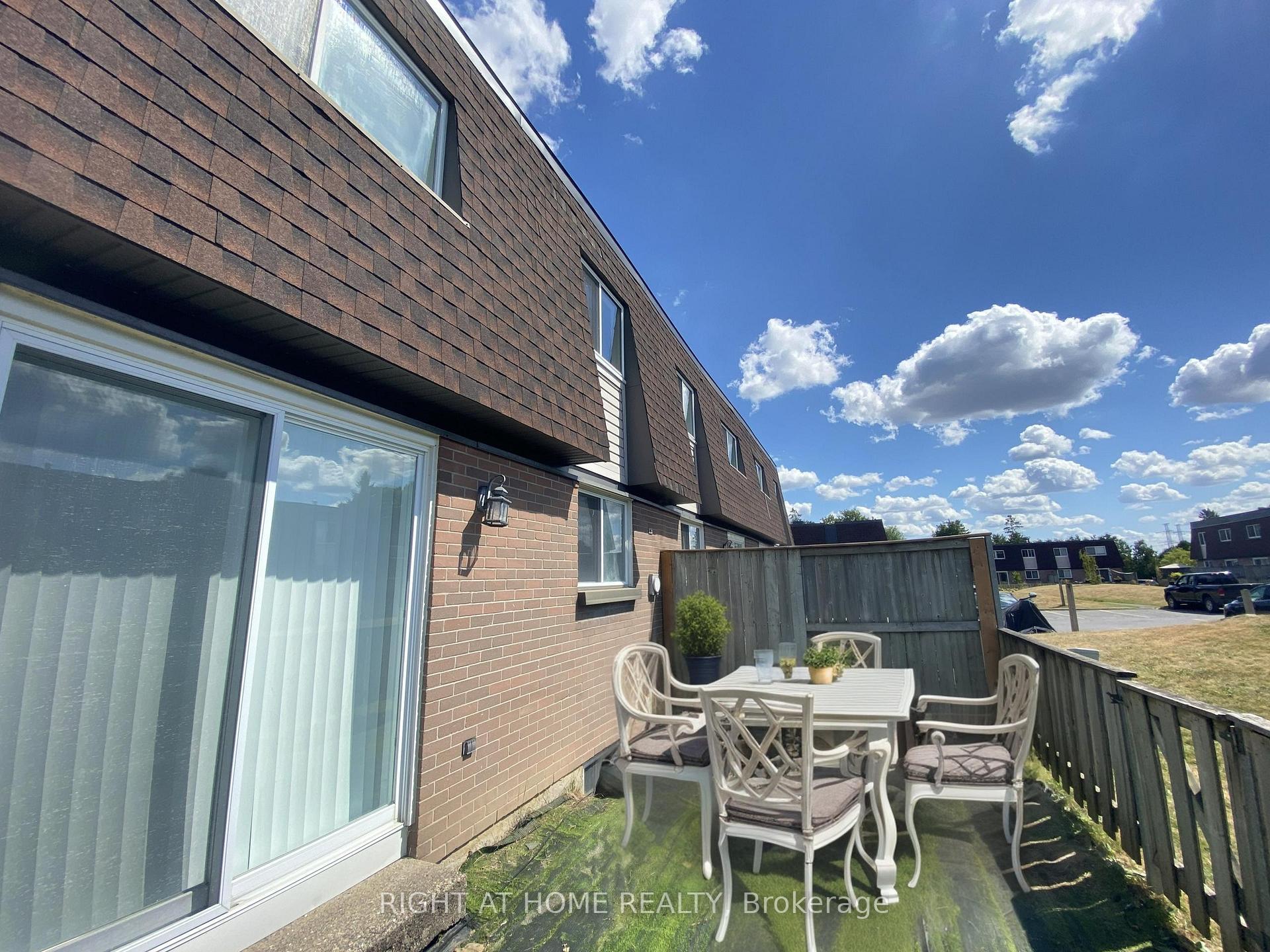 Photo 11 of 271 Ridgepark Private, Ottawa, Meadowlands/Crestview — HOMEH