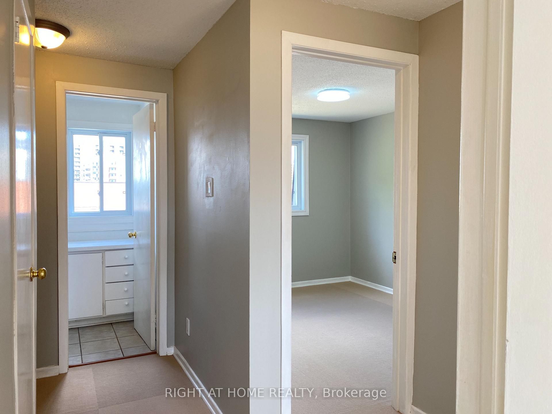 Photo 14 of 271 Ridgepark Private, Ottawa, Meadowlands/Crestview — HOMEH
