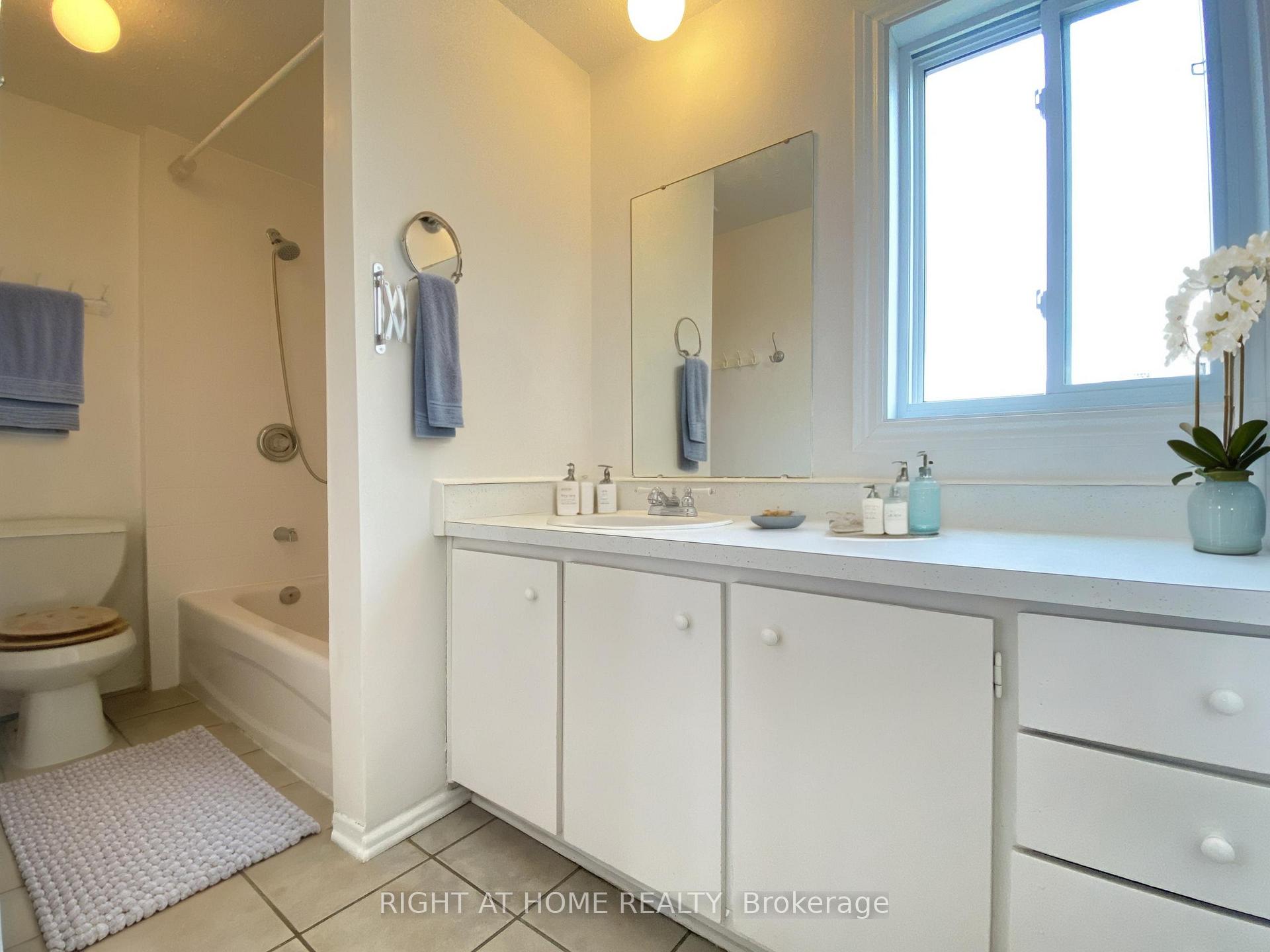 Photo 18 of 271 Ridgepark Private, Ottawa, Meadowlands/Crestview — HOMEH