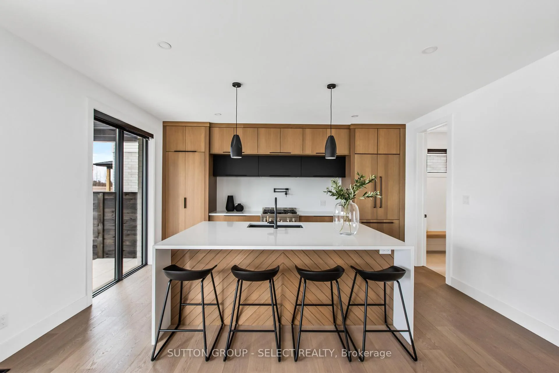 Photo 10 of 102 Silver Maple Circle, Thames Centre, Rural Thames Centre — HOMEH