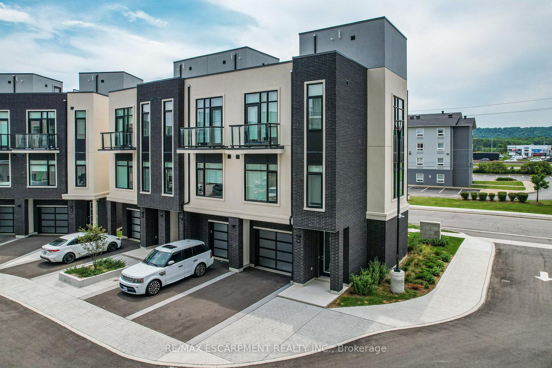 Photo 2 of 70 Windward Drive, Grimsby, Grimsby Beach — HOMEH