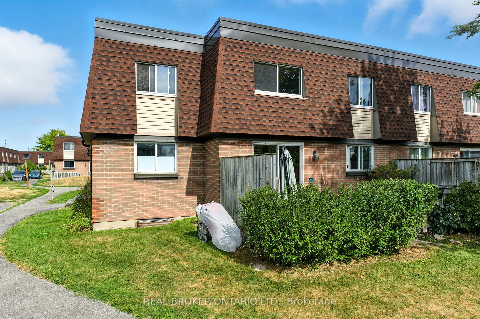 Photo 3 of 344 Garden Glen Private, Ottawa, Meadowlands/Crestview — HOMEH
