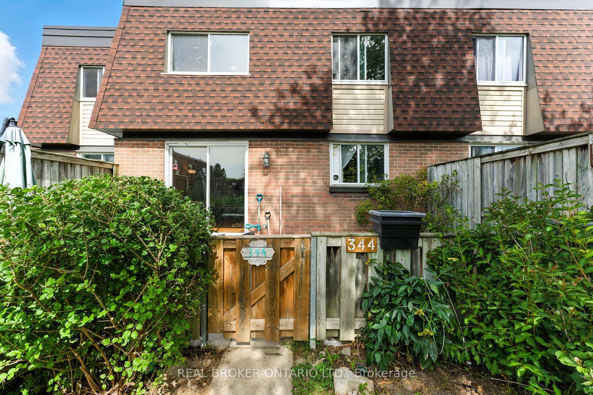 Photo 4 of 344 Garden Glen Private, Ottawa, Meadowlands/Crestview — HOMEH