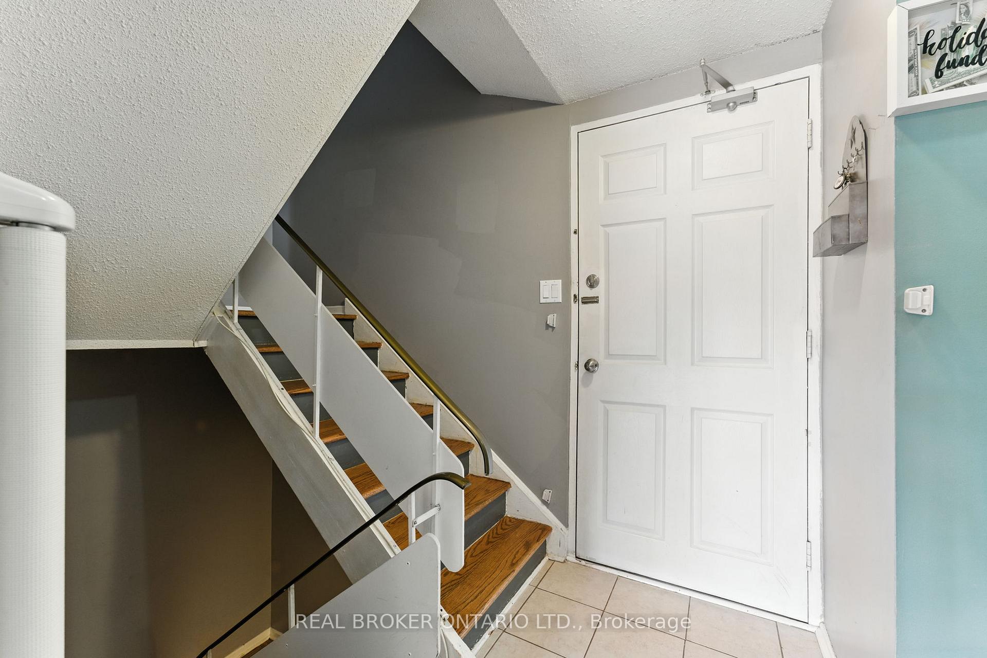 Photo 7 of 344 Garden Glen Private, Ottawa, Meadowlands/Crestview — HOMEH