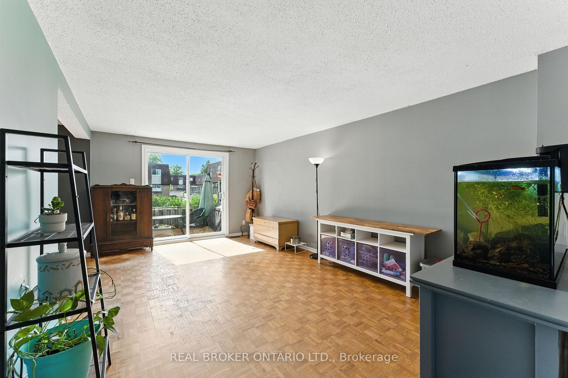 Photo 8 of 344 Garden Glen Private, Ottawa, Meadowlands/Crestview — HOMEH