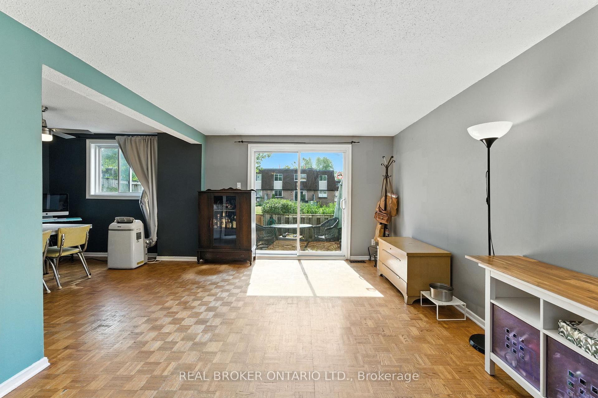 Photo 9 of 344 Garden Glen Private, Ottawa, Meadowlands/Crestview — HOMEH