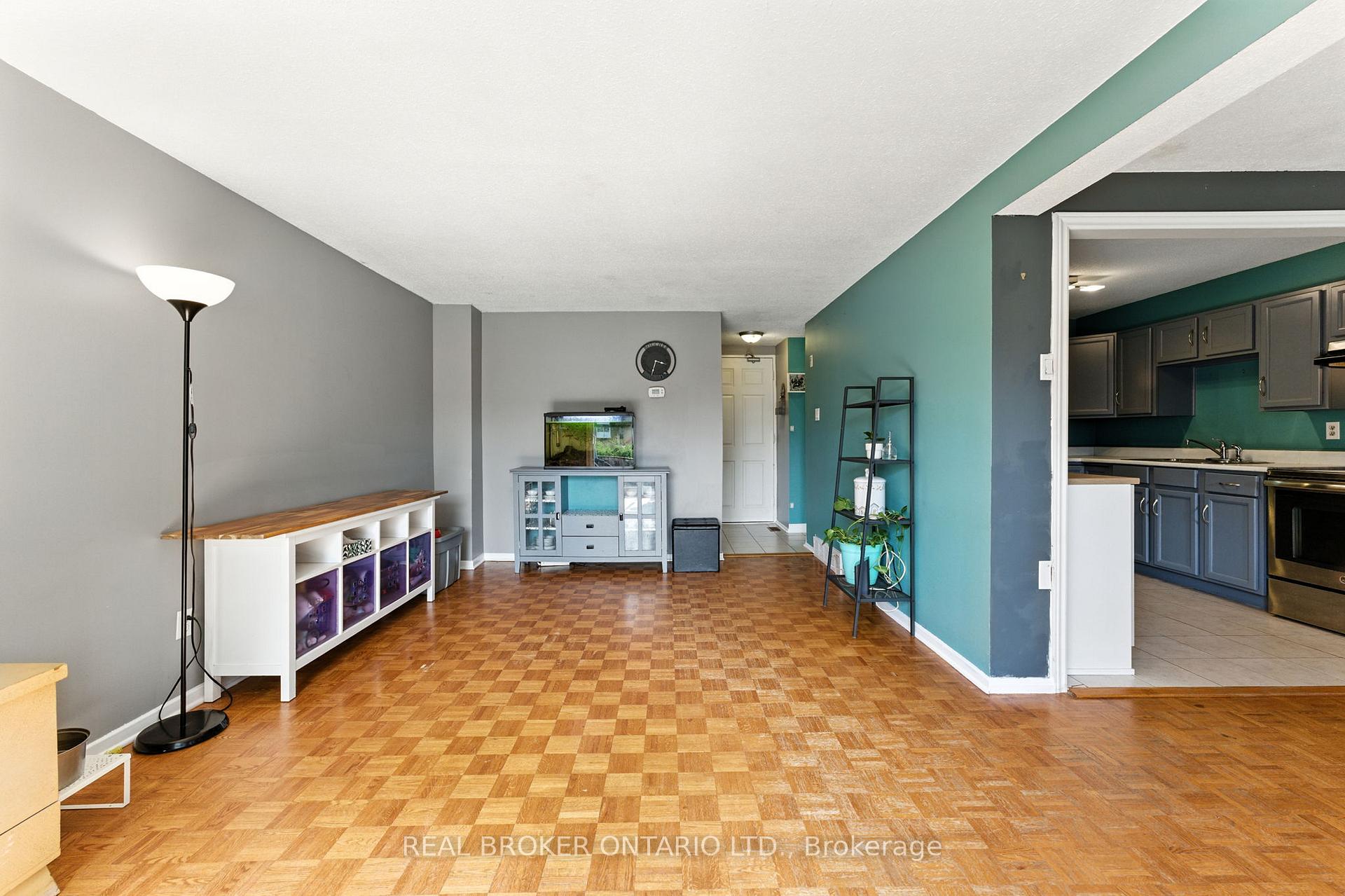 Photo 10 of 344 Garden Glen Private, Ottawa, Meadowlands/Crestview — HOMEH