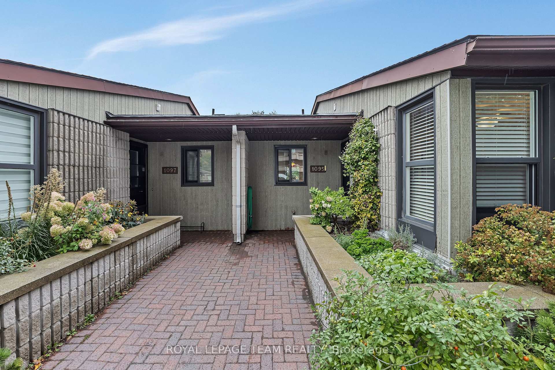 Front of 1095 Ambleside Drive