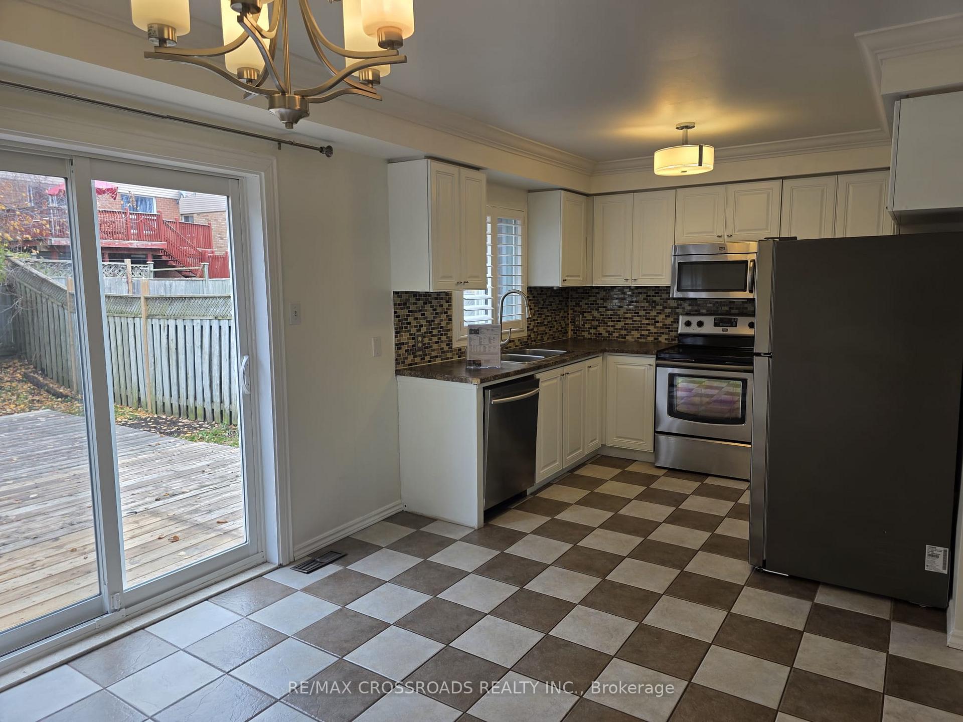 Photo 3 of 25 Fry Crescent, Clarington, Bowmanville — HOMEH