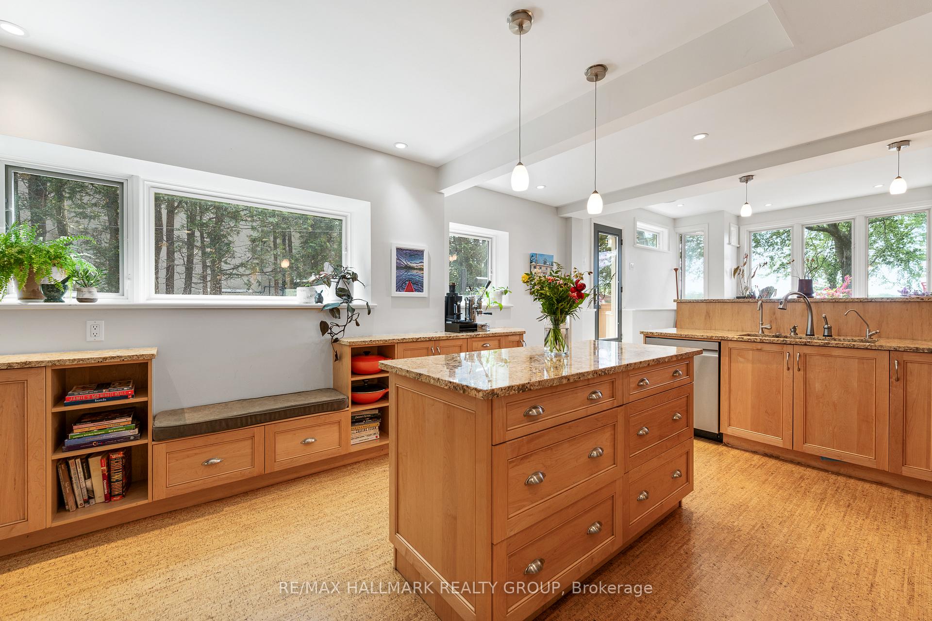 Photo 10 of 17 Hastings Street, Ottawa, Crystal Bay/Rocky Point — HOMEH